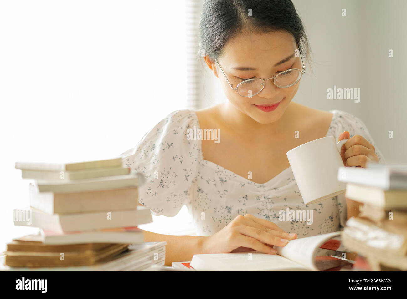 Girl reading desk table hi-res stock photography and images - Page