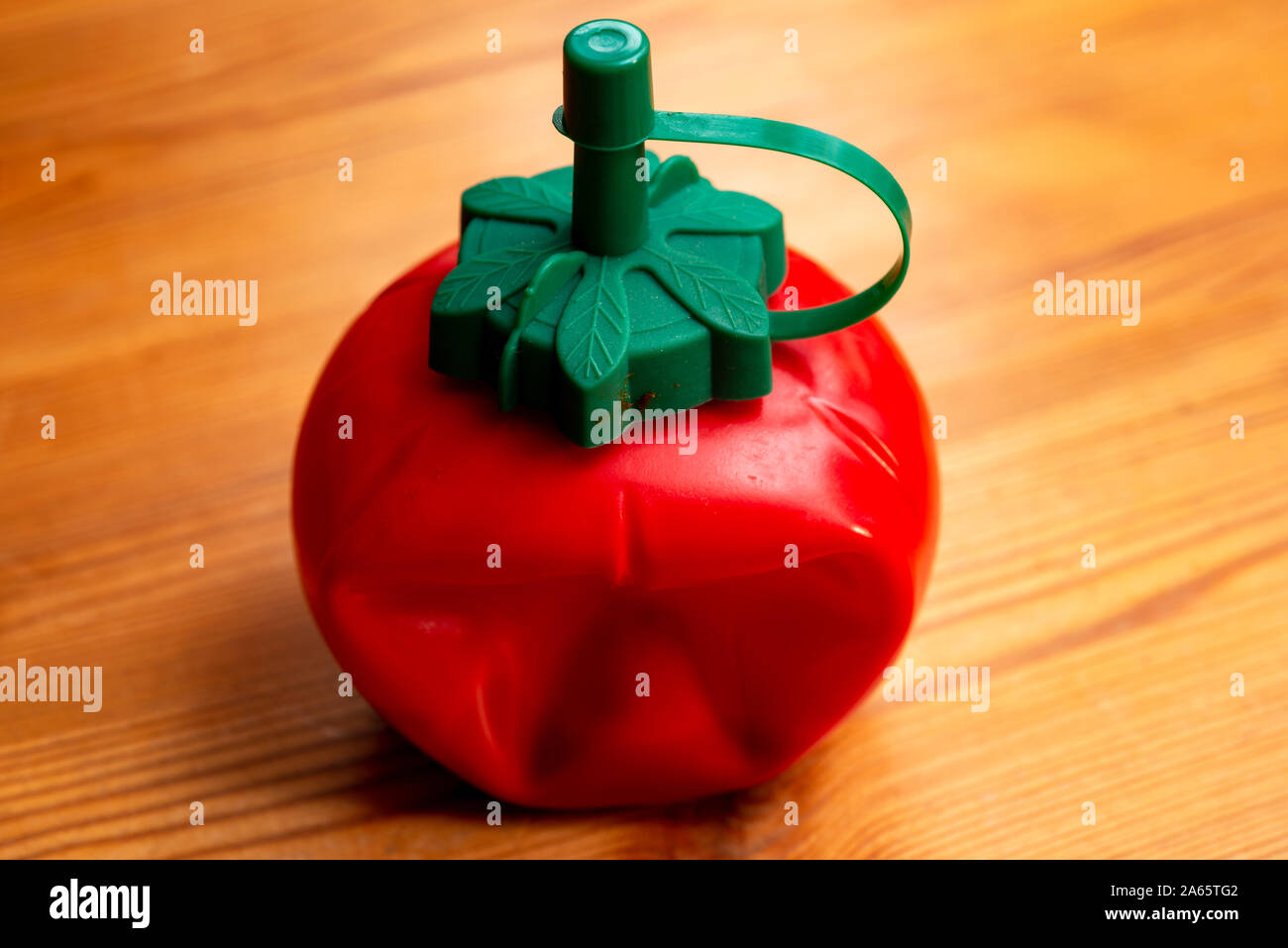 Tomato ketchup dispenser Stock Photo Alamy