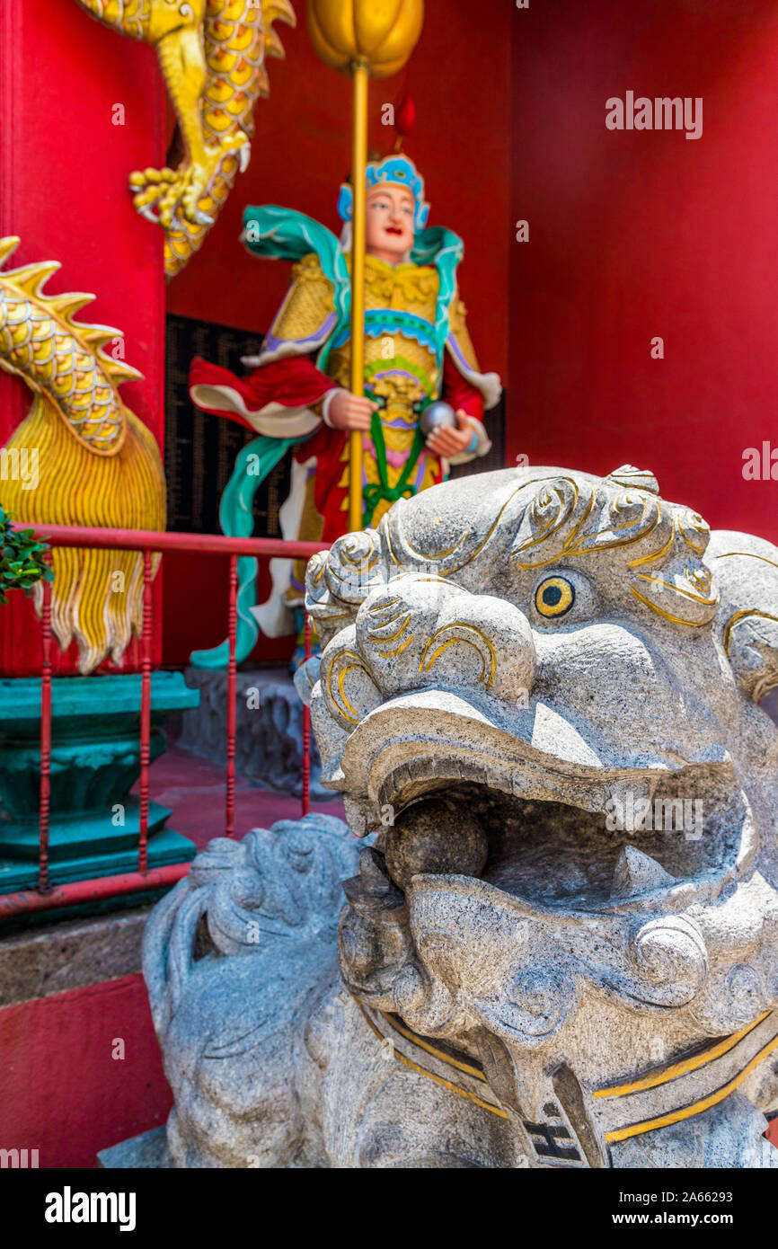 Chinese god of war statue hi-res stock photography and images - Alamy