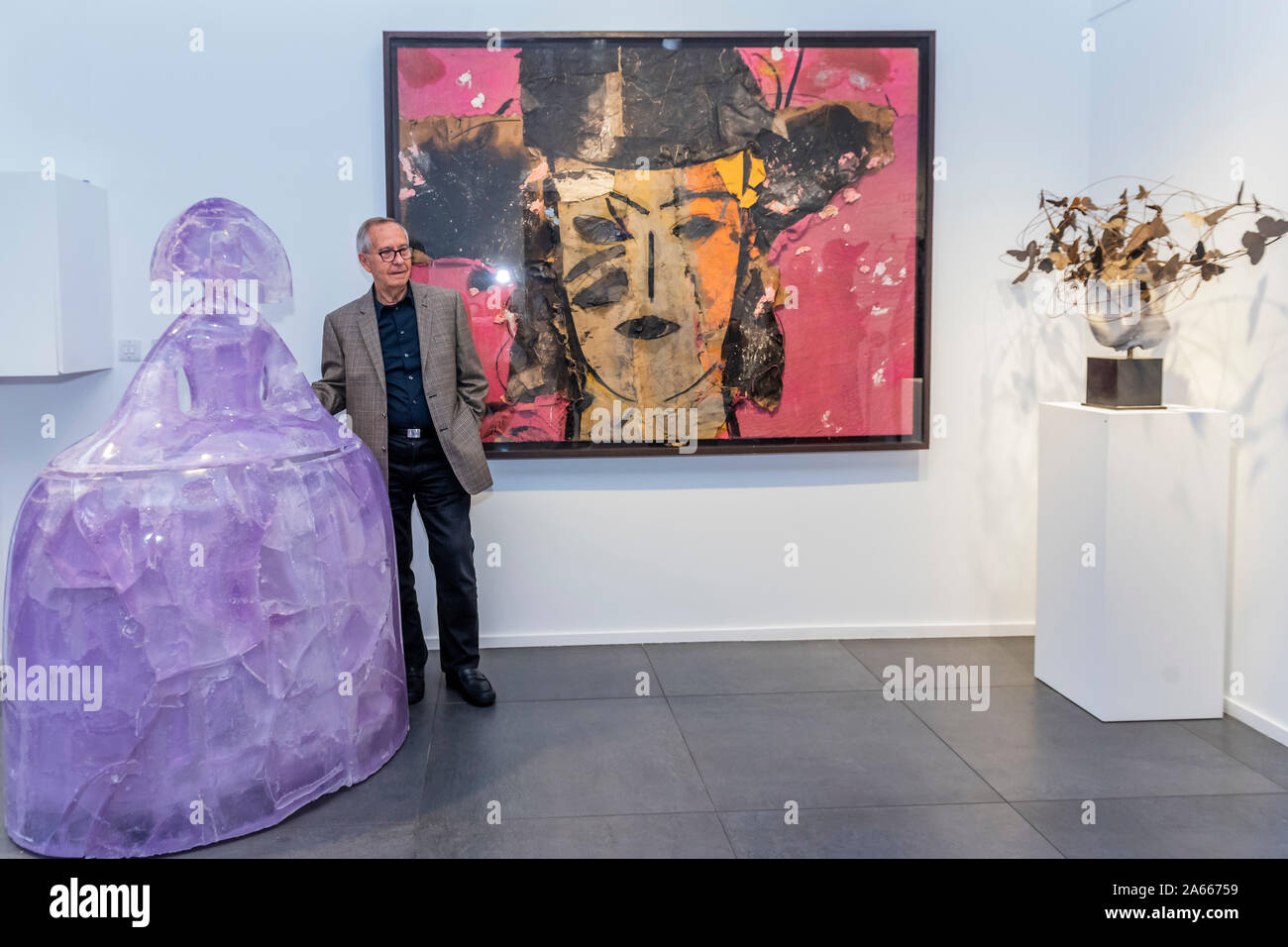 London, UK. 24th Oct 2019. London, UK. 24th Oct, 2019. Manolo Valdes with Menina Ropsa and Retro Con Pamela - Opera Gallery previews a new exhibition by the Spanish pop art pioneer Manolo Valdés which runs at their New Bond Street gallery in London on 25 October - 15 November. The exhibition showcases 30 works, spanning 2006 to 2019, ranging from sculpture to painting with a spotlight on the artist's craftmanship. Credit: Guy Bell/Alamy Live News Stock Photo