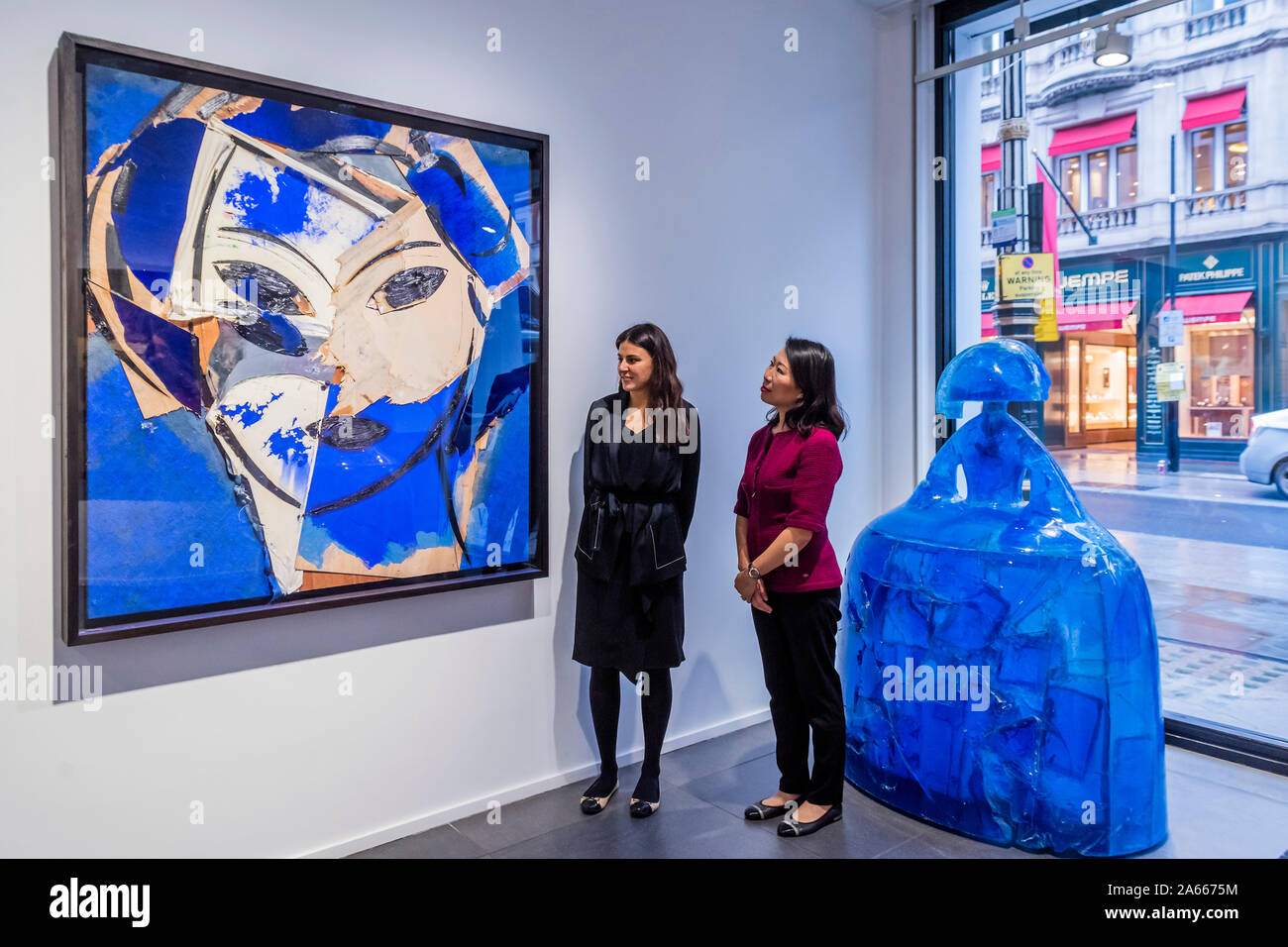 London, UK. 24th Oct 2019. London, UK. 24th Oct, 2019. Matisse como pretexto en azules and Menina Azul - Opera Gallery previews a new exhibition by the Spanish pop art pioneer Manolo Valdés which runs at their New Bond Street gallery in London on 25 October - 15 November. The exhibition showcases 30 works, spanning 2006 to 2019, ranging from sculpture to painting with a spotlight on the artist's craftmanship. Credit: Guy Bell/Alamy Live News Stock Photo