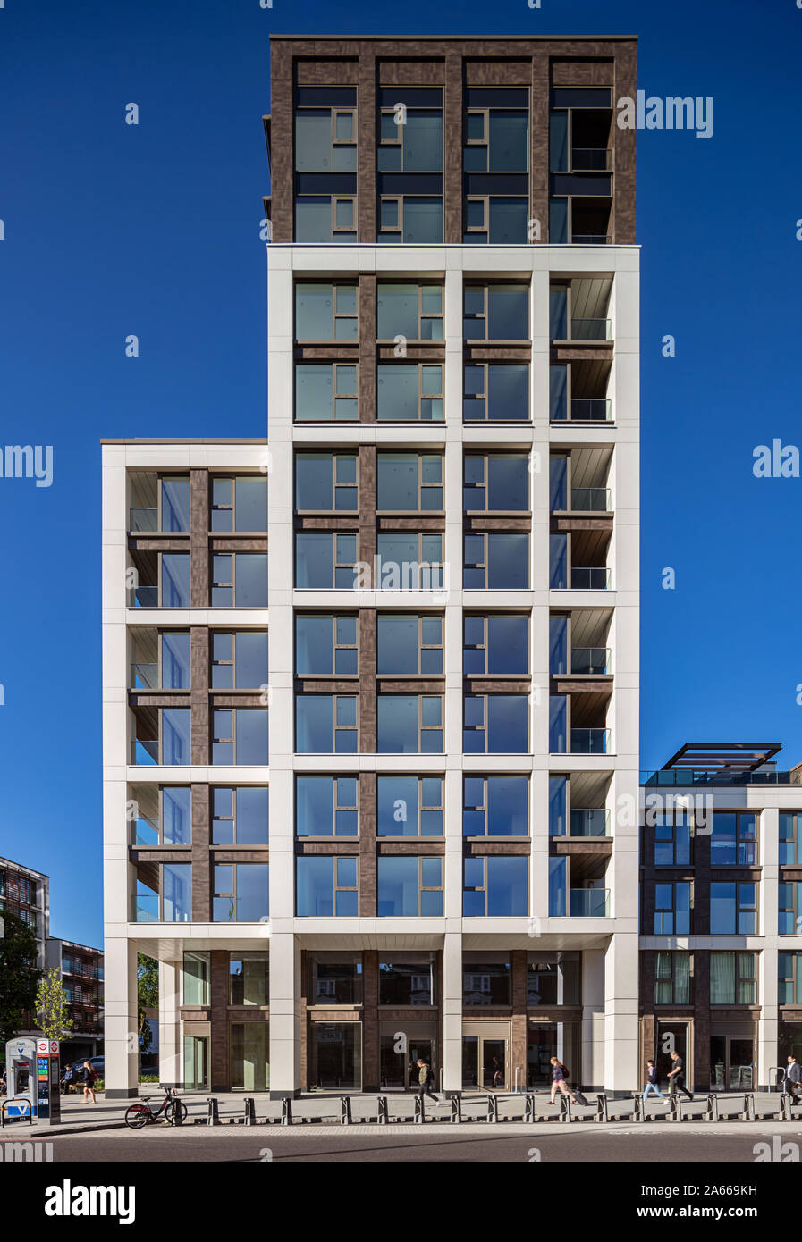 Luxury residential building exterior hires stock photography and