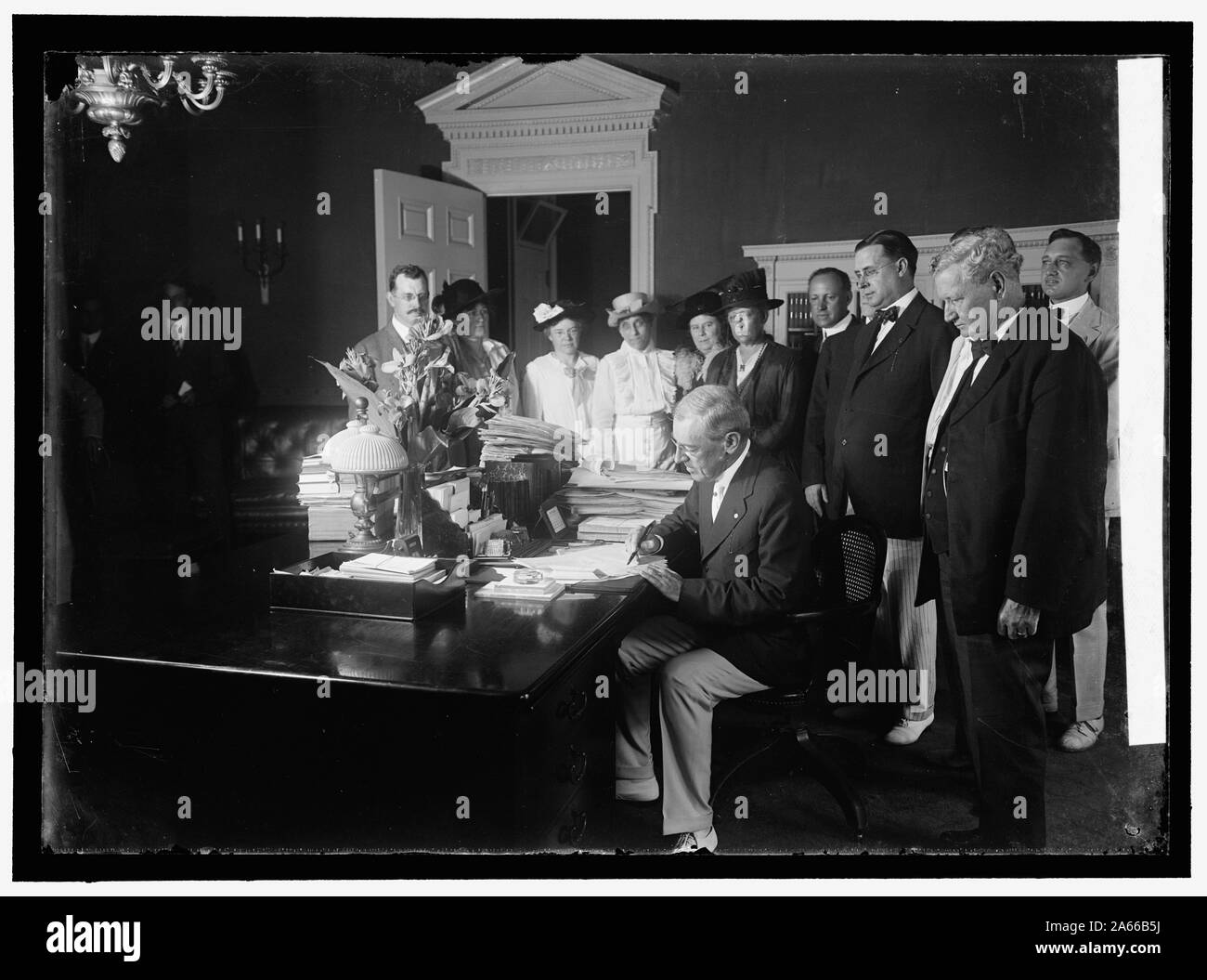WILSON, WOODROW. SIGNING CHILD LABOR BILL Stock Photo Alamy