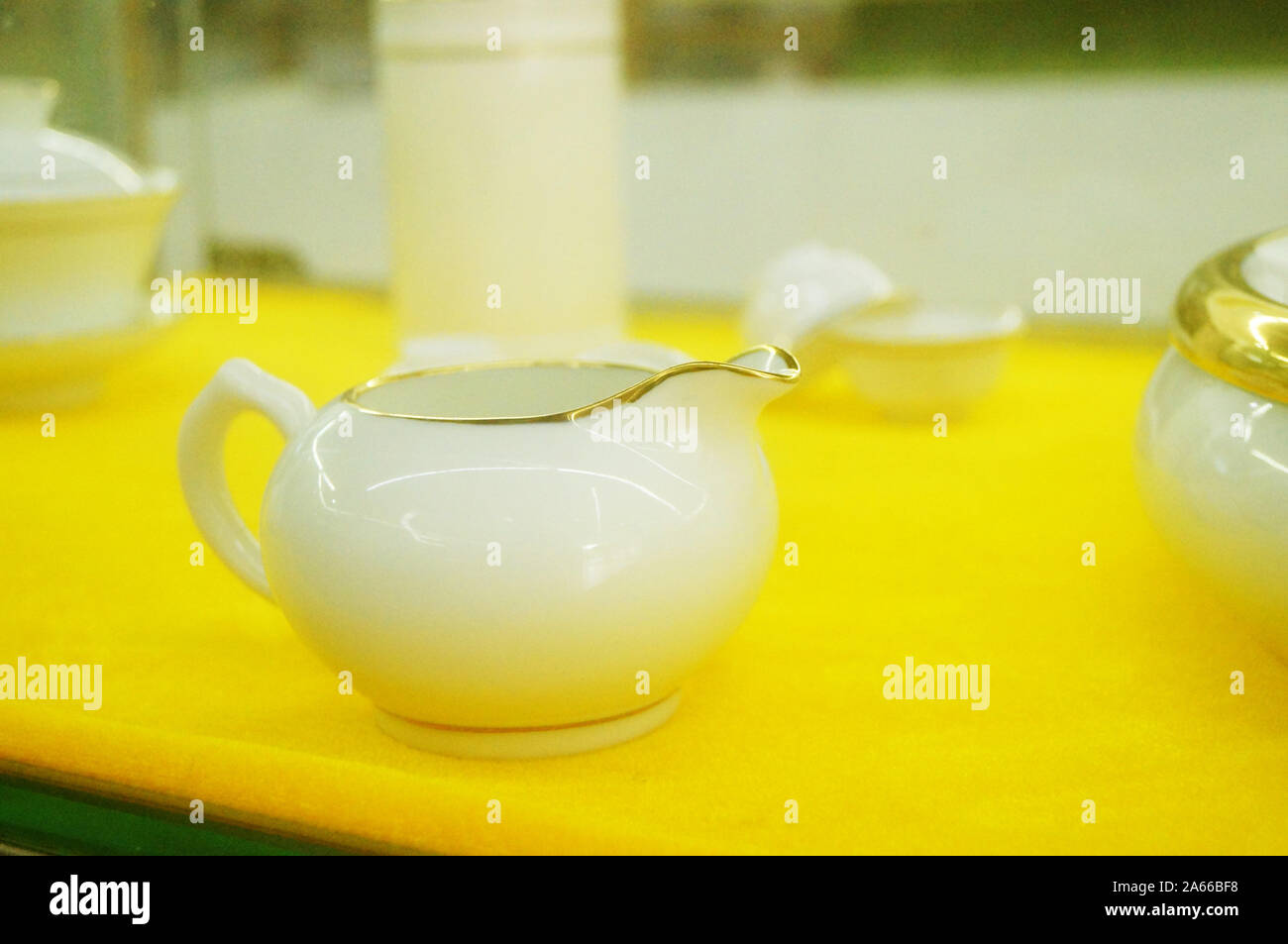 Chinese porcelain tea has teapots and teacups and so on Stock Photo Alamy