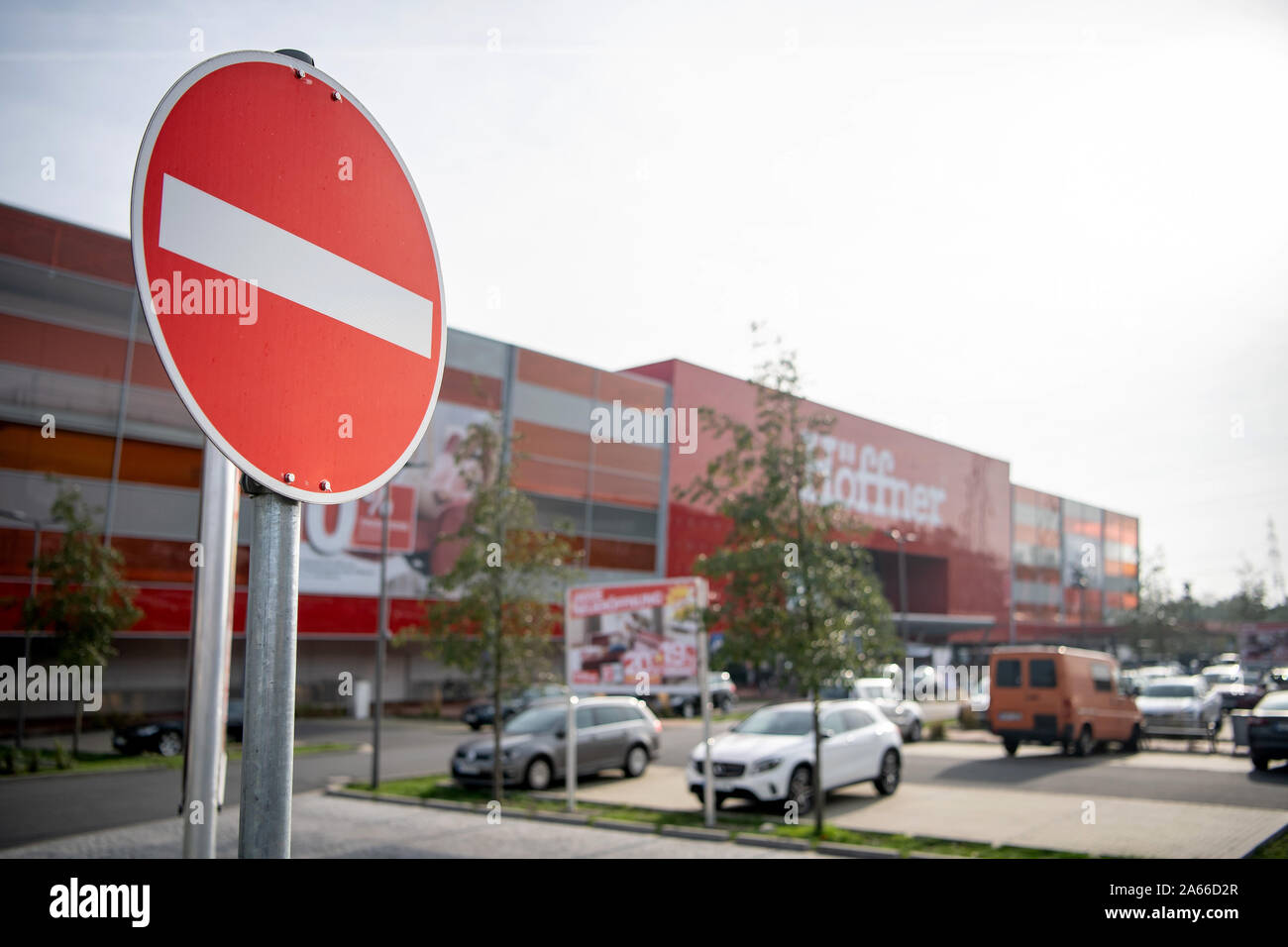 Isernhagen, Germany. 24th Oct, 2019. A traffic sign 'Durchfahrt verboten' stands in front of a parking lot of the furniture store Höffner. Since 24 October 2019, the Administrative Court of Hanover has been hearing the question of whether a helipad on the roof of a furniture store is permissible. Credit: Sina Schuldt/dpa/Alamy Live News Stock Photo