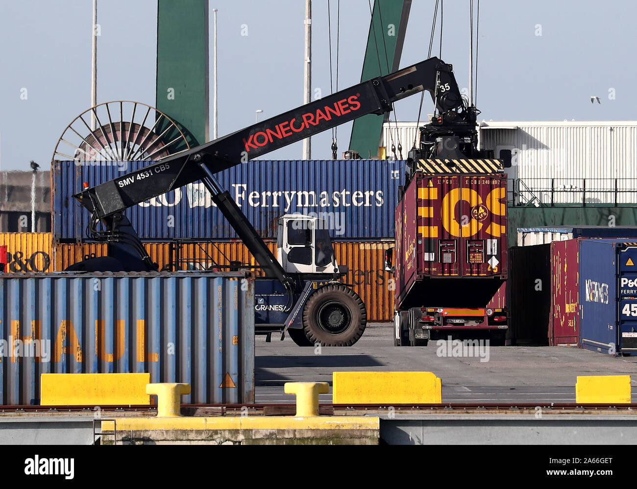 Shipping containers port zeebrugge hi-res stock photography and images ...