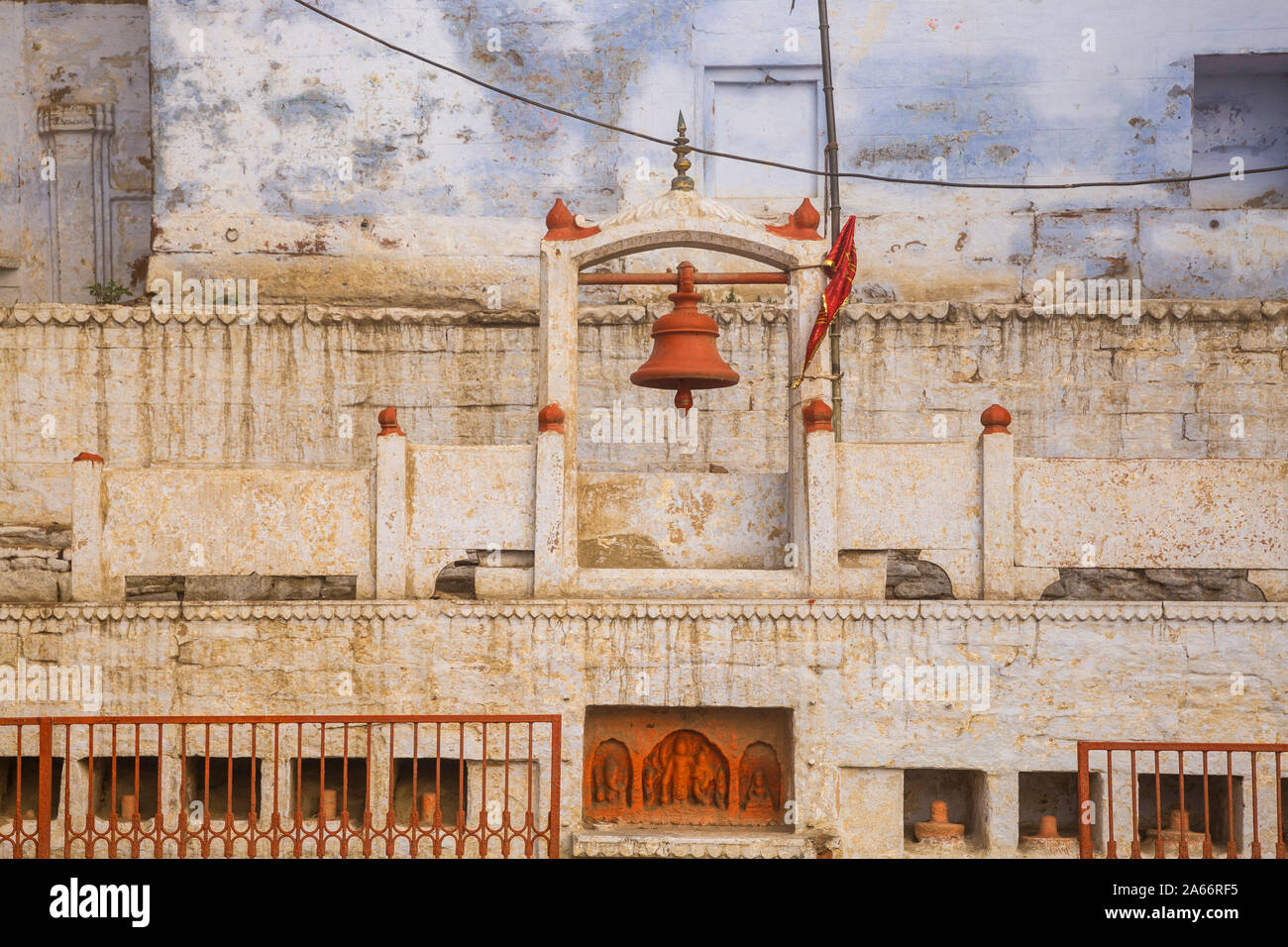 India, Uttar Pradesh, Varanasi, Temple at Manikarnika Ghat - The main burning ghat Stock Photo