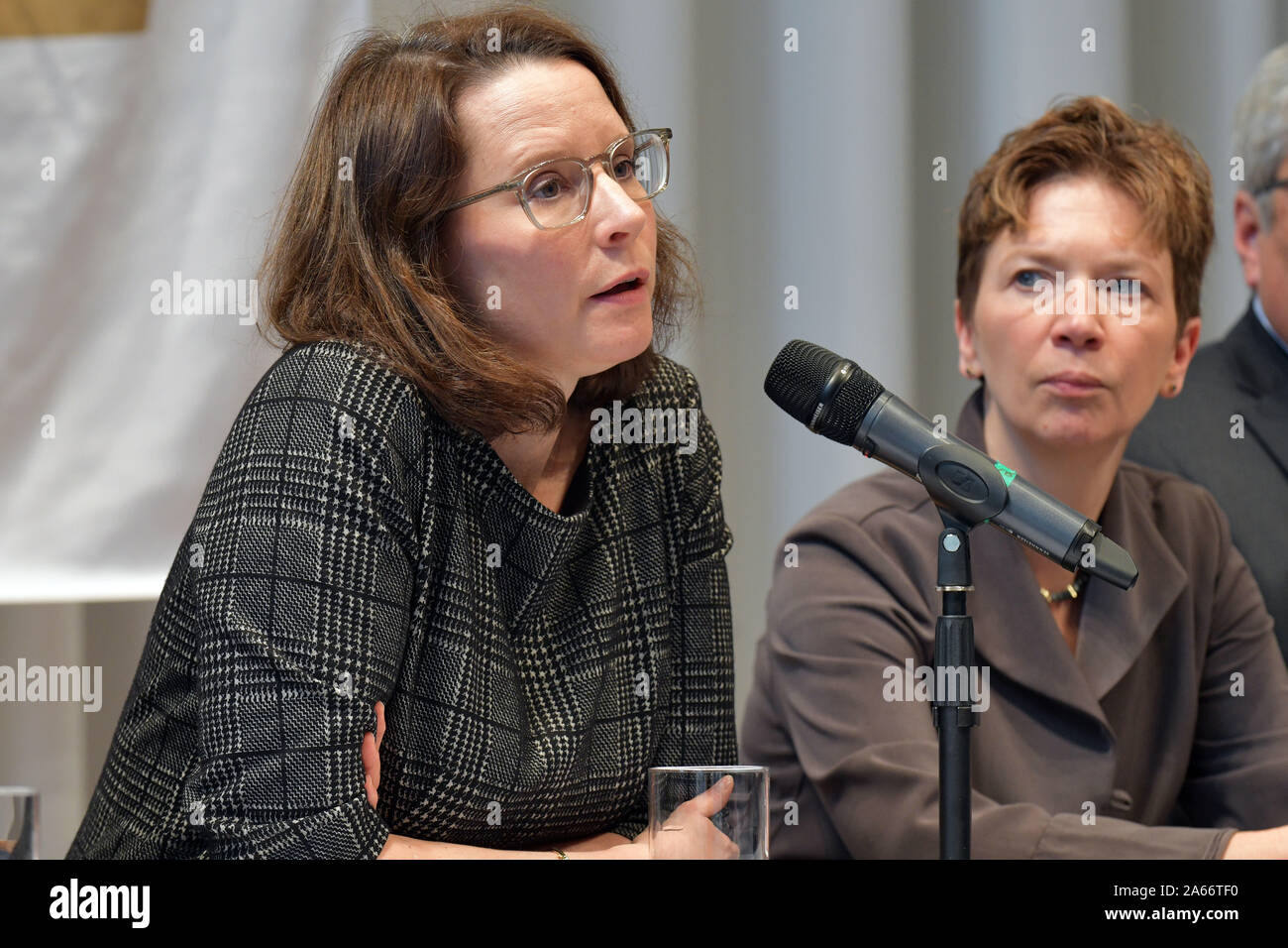 Bremerhaven, Germany. 24th Oct, 2019. Simone Eick (l), Director of the German Emigrant House in Bremerhaven speaks during a press conference. The Senator for Science and Ports, Claudia Schilling (SPD), is listening to her. The German Emigration Centre is to be renovated and expanded by 2021. The Federal Government and the State of Bremen are supporting the second enlargement with more than twelve million euros. Credit: Michael Bahlo/dpa/Alamy Live News Stock Photo