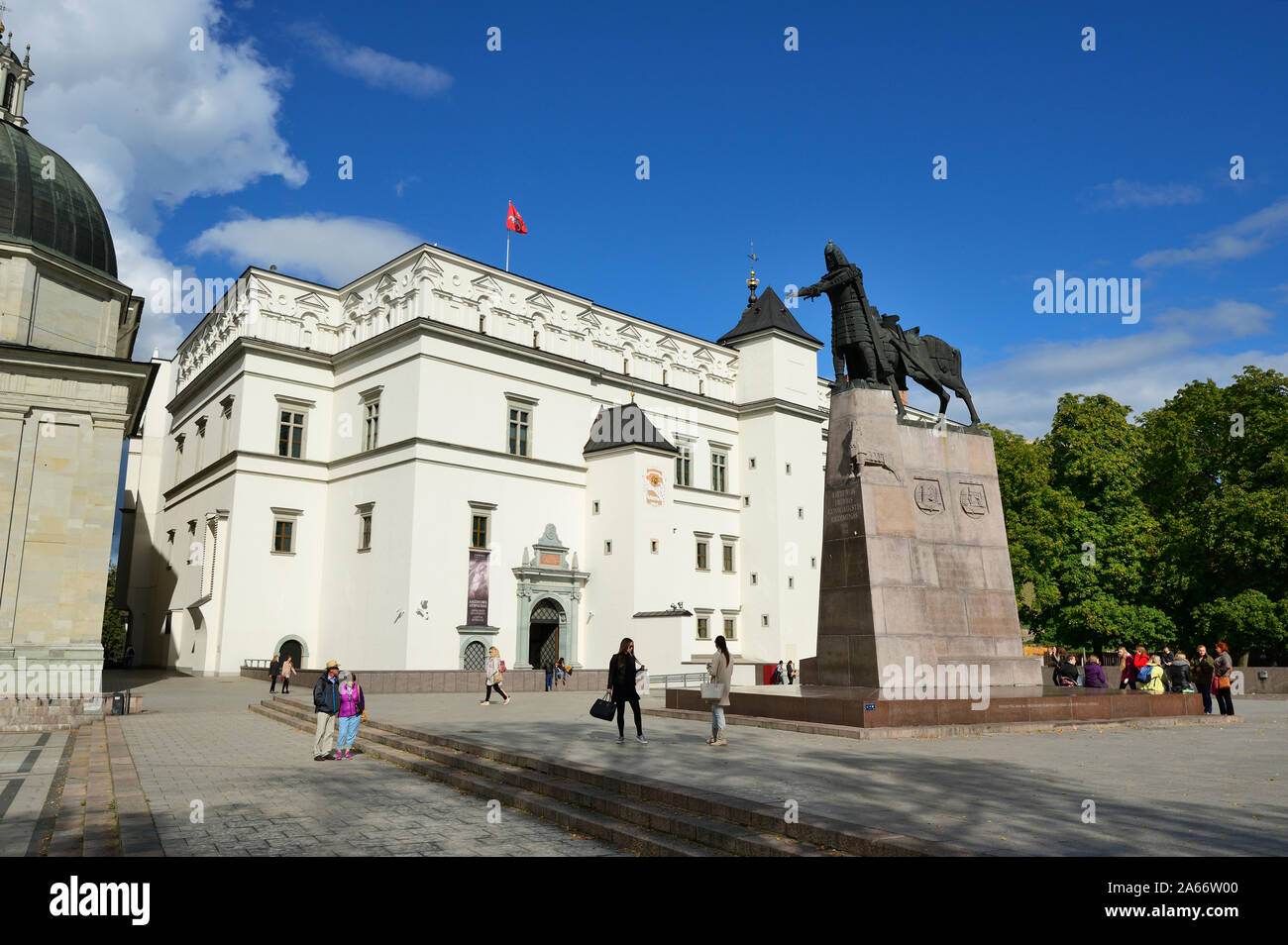 The Palace of the Grand Dukes of Lithuania and the statue of King Gediminas. Vilnius, Lithuania Stock Photo