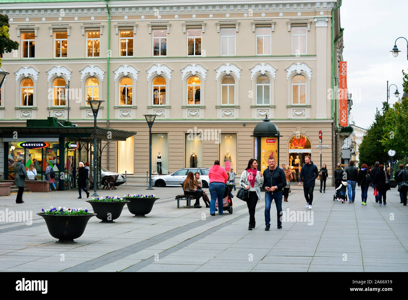 City life on Gediminas Avenue (Gedimino prospektas), the main street of Vilnius in the evening. Vilnius, Lithuania Stock Photo