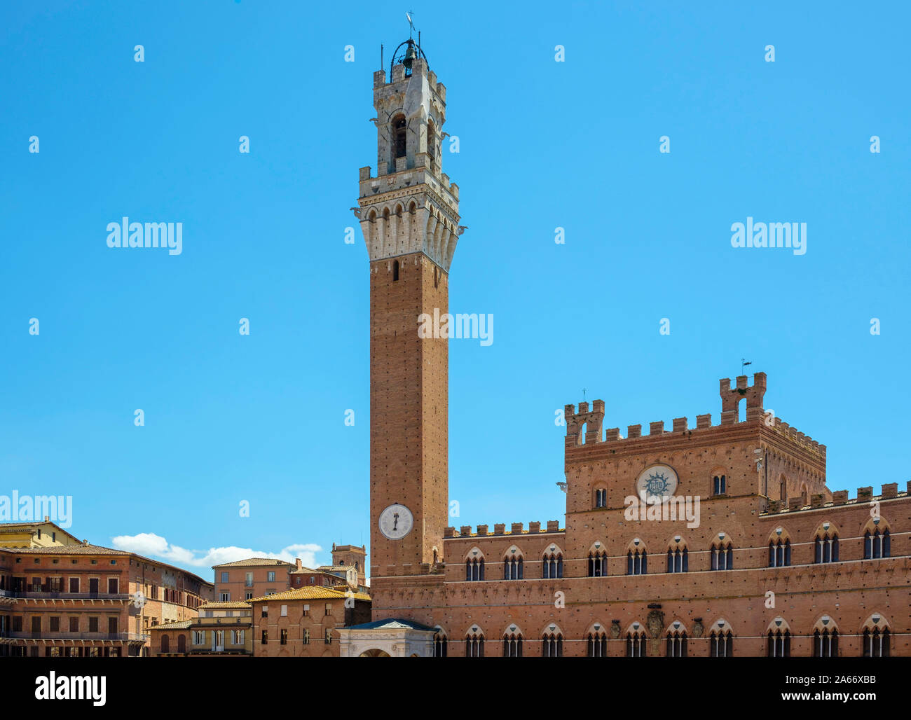 Palazzo Pubblico and Torre del Mangia on Piazza del Campo, UNESCO World Heritage Site, Siena, Tuscany, Italy, Europe. Stock Photo