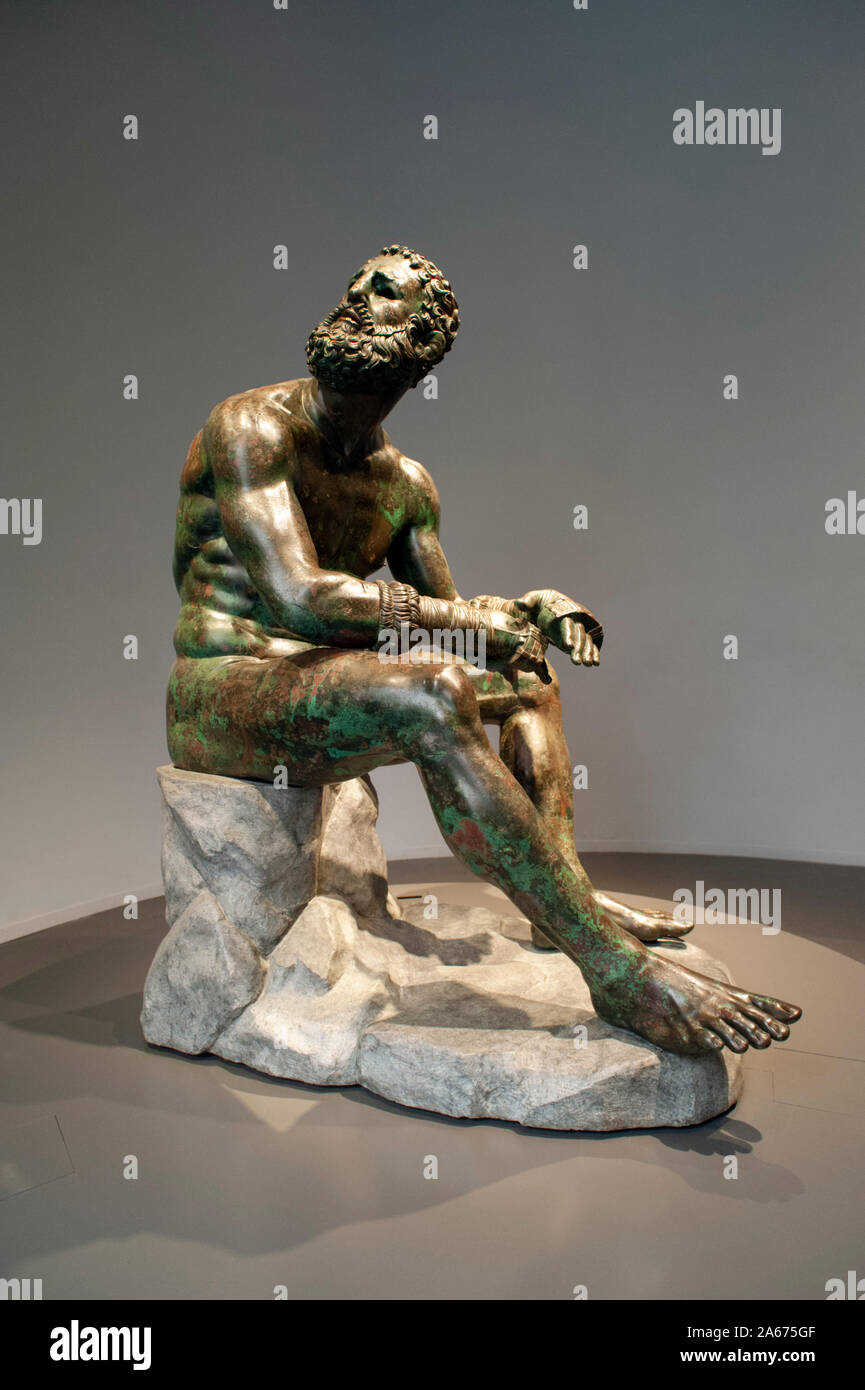 italy, rome, palazzo massimo alle terme, museo nazionale romano, national roman museum, bronze roman statue of boxer (2nd-1st century BC) Stock Photo