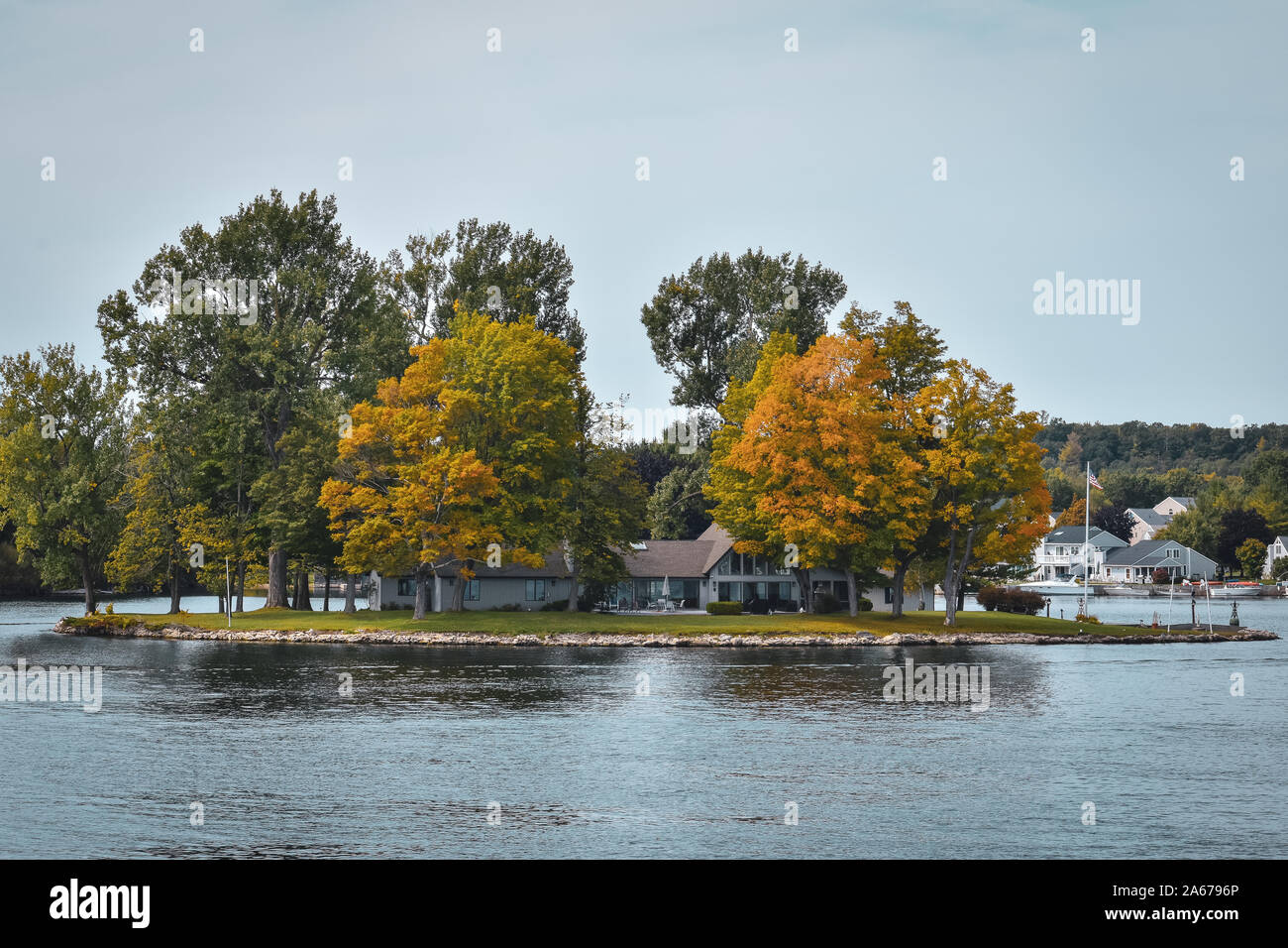 Autumn landscape in the 1000 islands. Houses, boats and islands. Lake ...