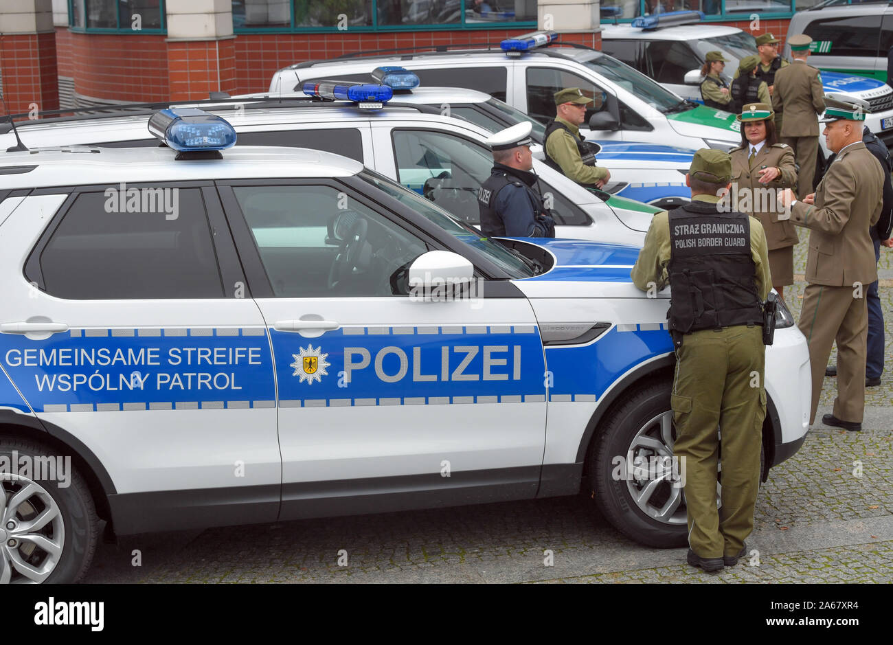 Slubice, Poland. 24th Oct, 2019. Federal police officers and Polish border guards are standing in front of their new vehicles. Six new vehicles were delivered to the German-Polish services in Pomellen, Swiecko and Ludwigsdorf as part of the project co-financed by the European Union's Internal Security Fund to strengthen the joint German-Polish services. The vehicles will be used on both German and Polish territory. Credit: Patrick Pleul/dpa-Zentralbild/ZB/dpa/Alamy Live News Stock Photo