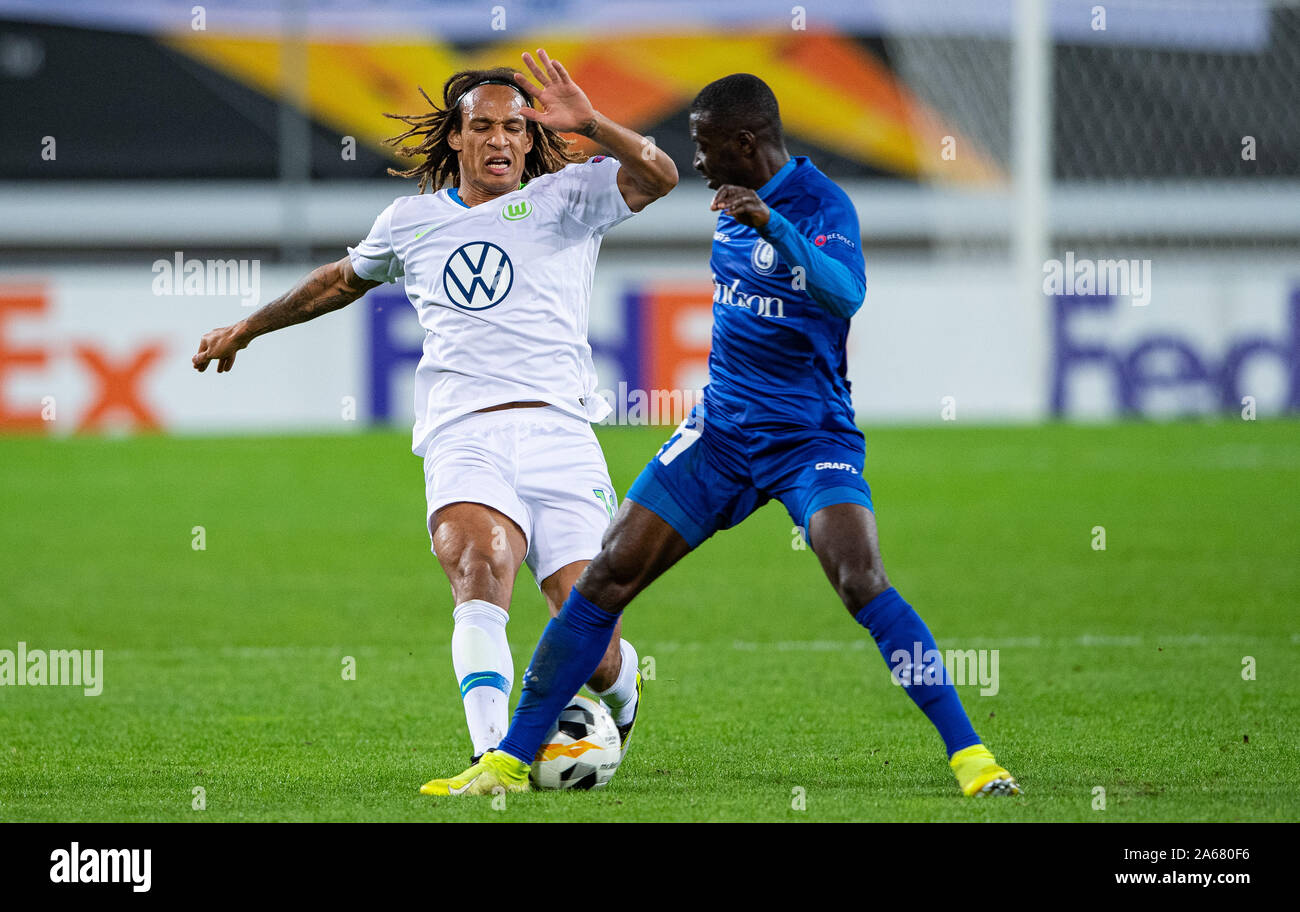 24 October 2019, Belgium, Gent: Soccer: Europa League, KAA Gent - VfL Wolfsburg, Group Phase, Group I, Matchday 3. Wolfsburg's Kevin Mbabu (l) is stepped on the foot by Gent's Nana Asare. Photo: Guido Kirchner/dpa Stock Photo