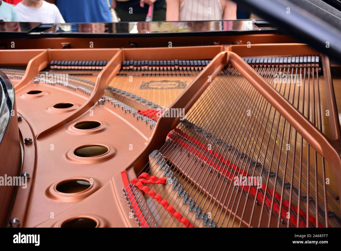 Caja de resonancia, Interior y cuerdas de un piano de cola Stock Photo -  Alamy