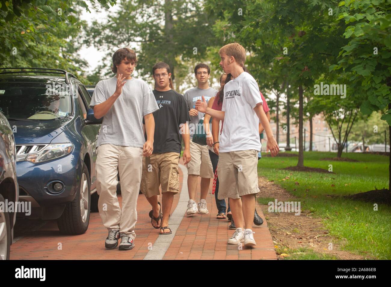 Incoming Freshman students, student volunteers and parents participate in Freshman move-in on the Homewood Campus at the Johns Hopkins University in Baltimore, Maryland, August 29, 2009. From the Homewood Photography collection. () Stock Photo