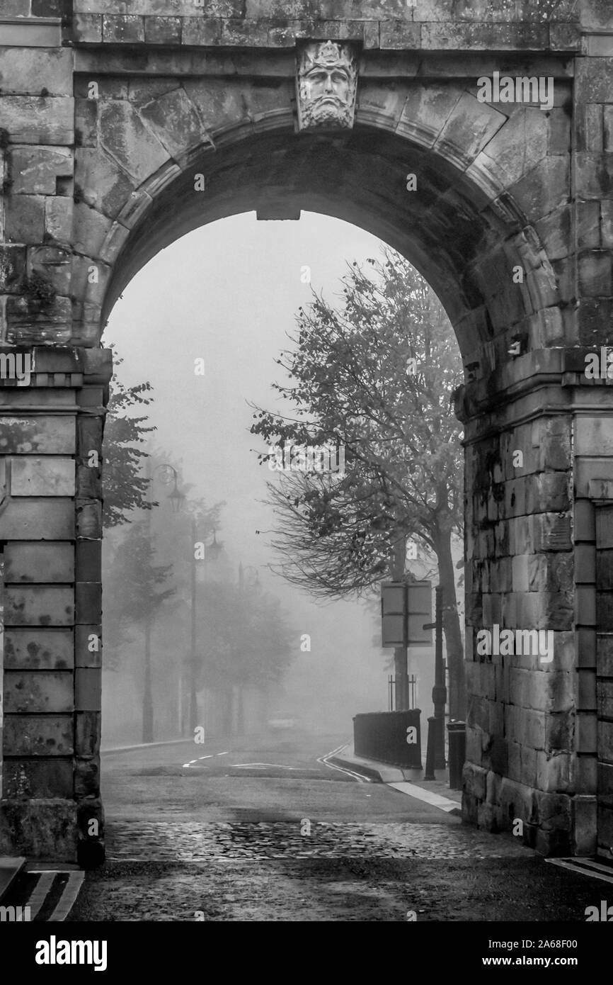 A black and white photograph of Bishops Gate in the old city walls of Derry Stock Photo