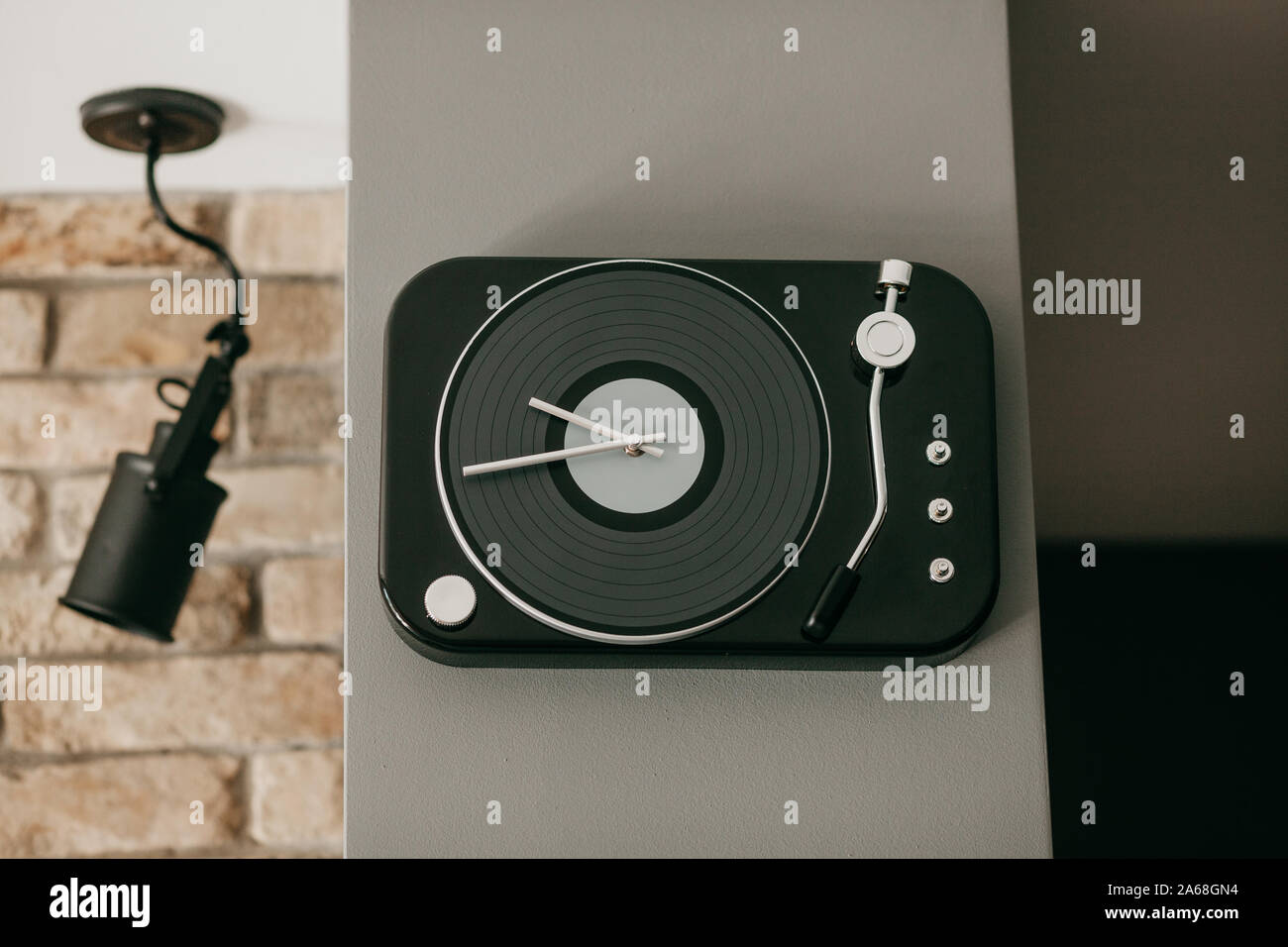 Waiting room clock hi-res stock photography and images - Alamy