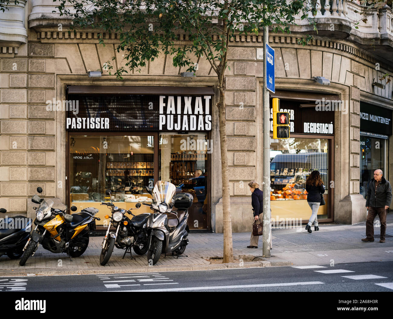 Barcelona, Spain - Nov 14 2017: Pastisser bakery store Faixat Pujadas on  the Carrer de Muntaner, 159 street with pedestrians locals walking on a  calm fall day Stock Photo - Alamy