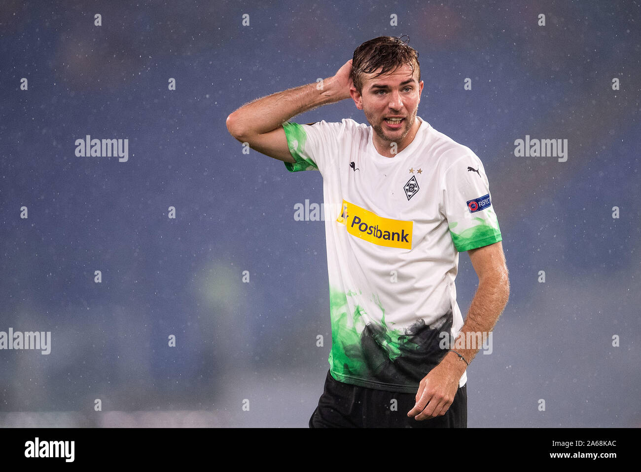 Rom, Italy. 24th Oct, 2019. Soccer: Europa League, AS Rome - Borussia Mönchengladbach, Group stage, Group J, Matchday 3 in the Olympic Stadium. Gladbach's Christoph Kramer grabs his head. Credit: Marius Becker/dpa/Alamy Live News Stock Photo