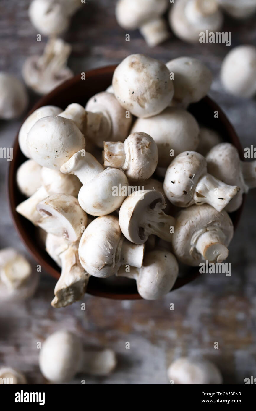 https://c8.alamy.com/comp/2A68PNR/fresh-champignon-mushrooms-in-a-bowl-raw-mushrooms-selective-focus-macro-2A68PNR.jpg