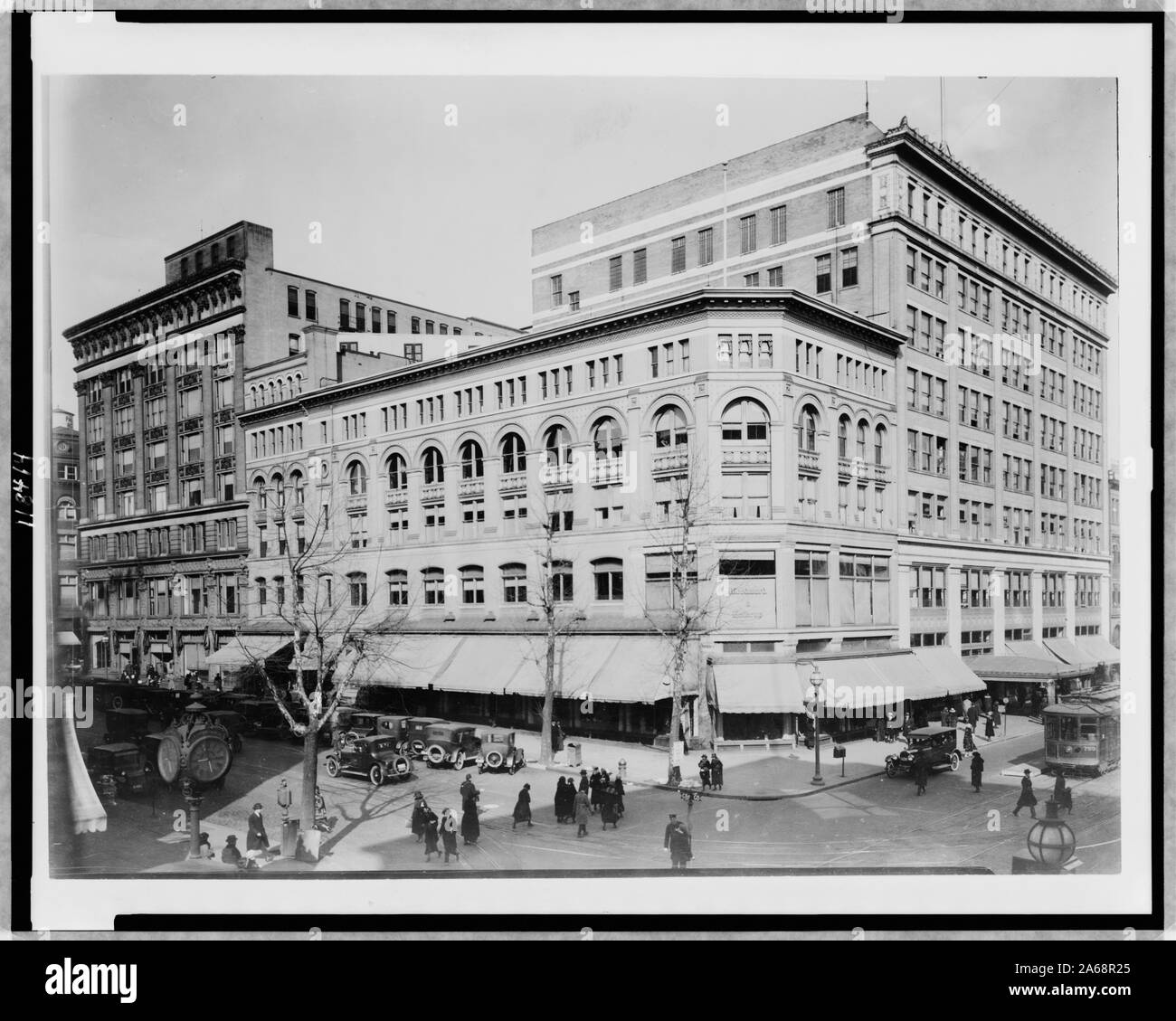 [Exterior of Woodward & Lothrop department store, Washington, D.C