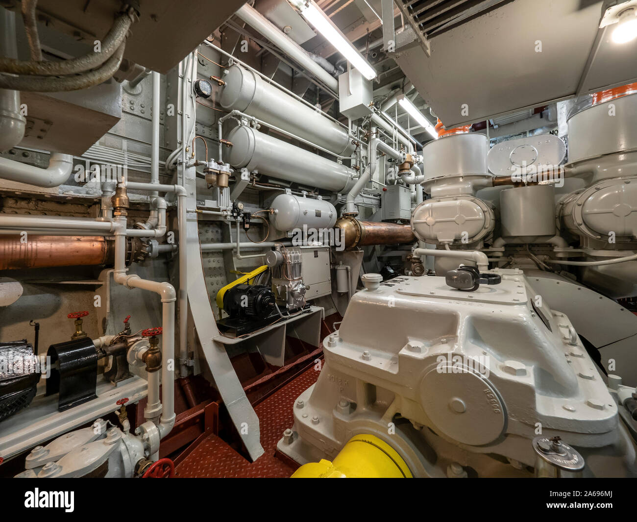 Tug boat engine hires stock photography and images Alamy