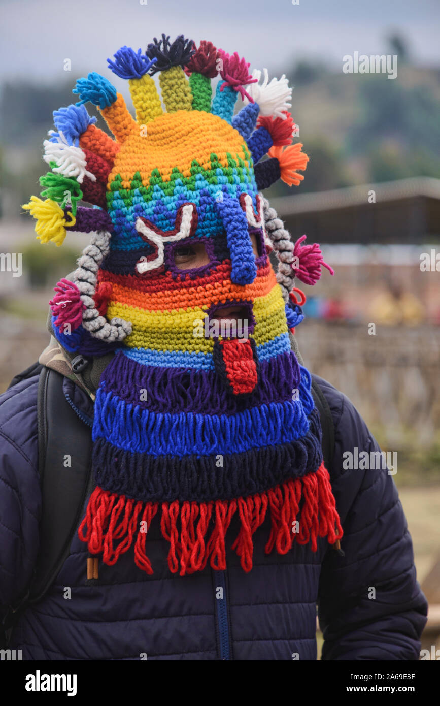Indigenous highlander spinning wool, La Moya, Ecuador Stock Photo