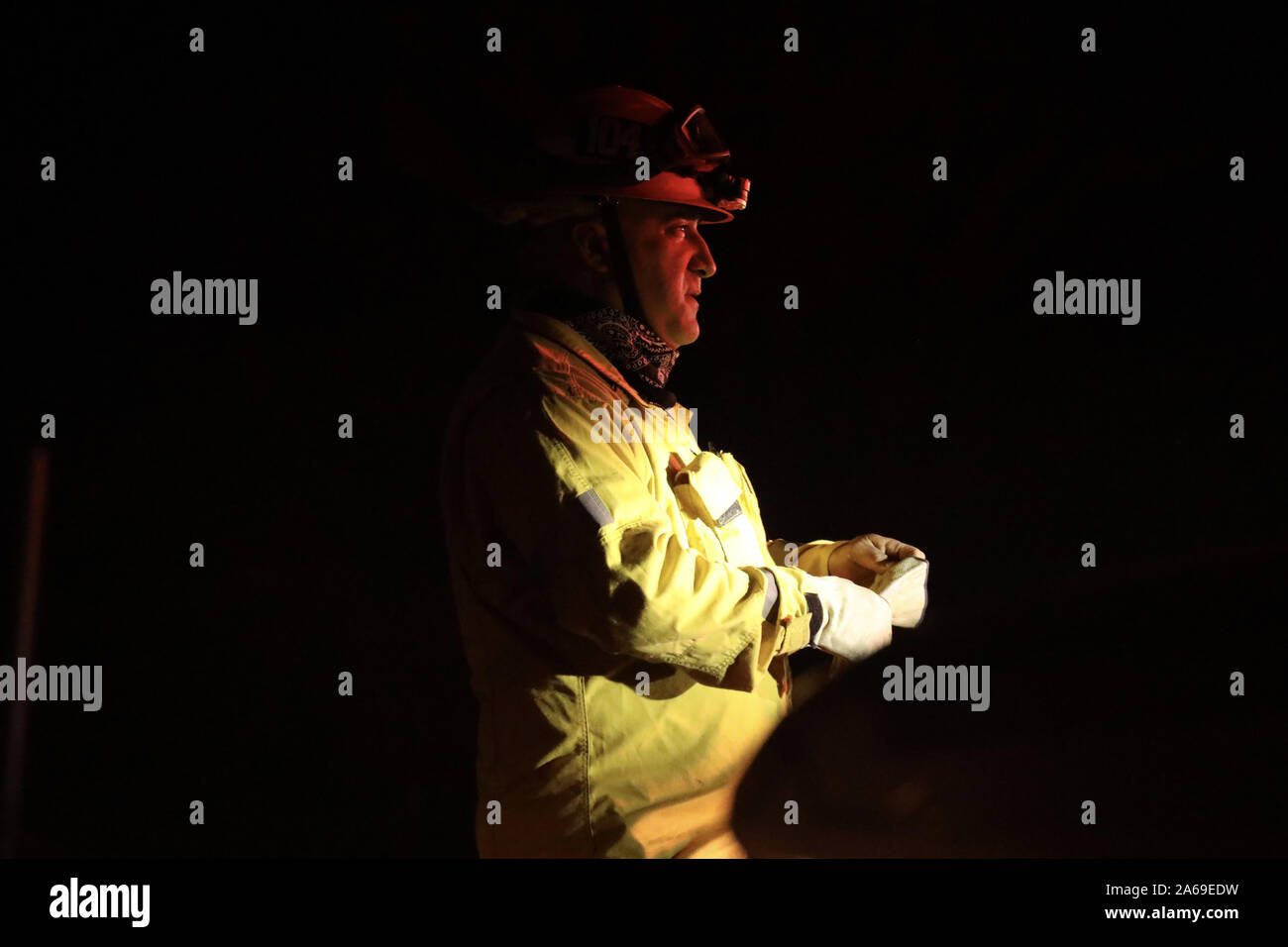 Santa Clarita, California, USA. 24th Oct, 2019. Firefighters respond to the 5000 Tick Fire which started in Agua Dulce and spread toward Santa Clarita, California. Credit: David Swanson/ZUMA Wire/Alamy Live News Stock Photo