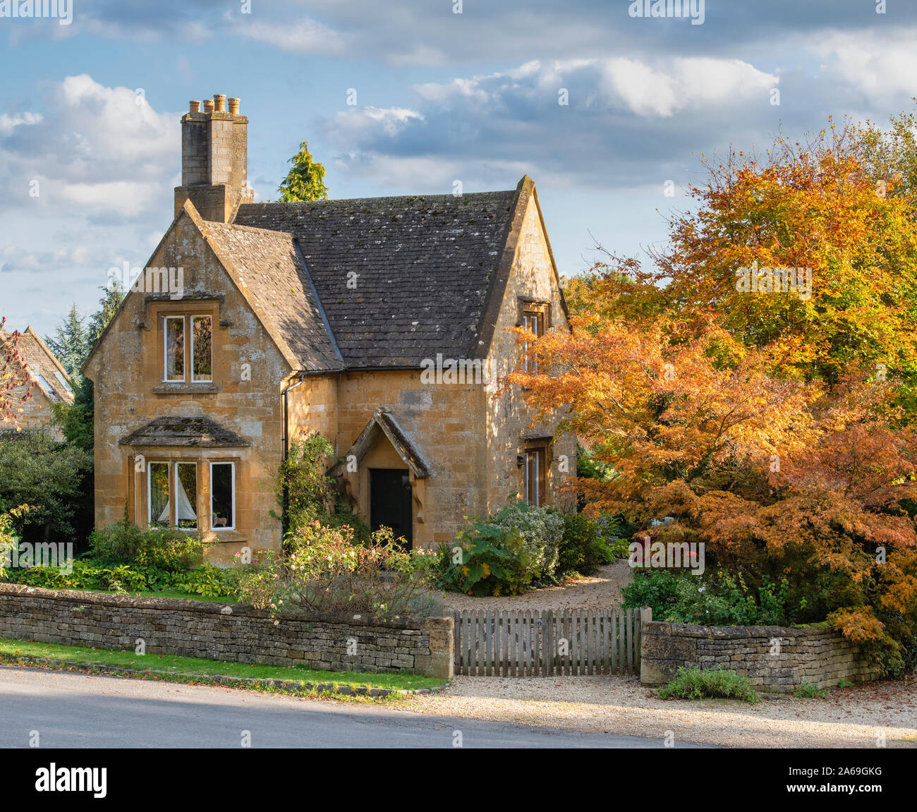 Cotswold stone house in Batsford village in the autumn. Batsford, Moreton-in-Marsh, Cotswolds, Gloucestershire, England Stock Photo
