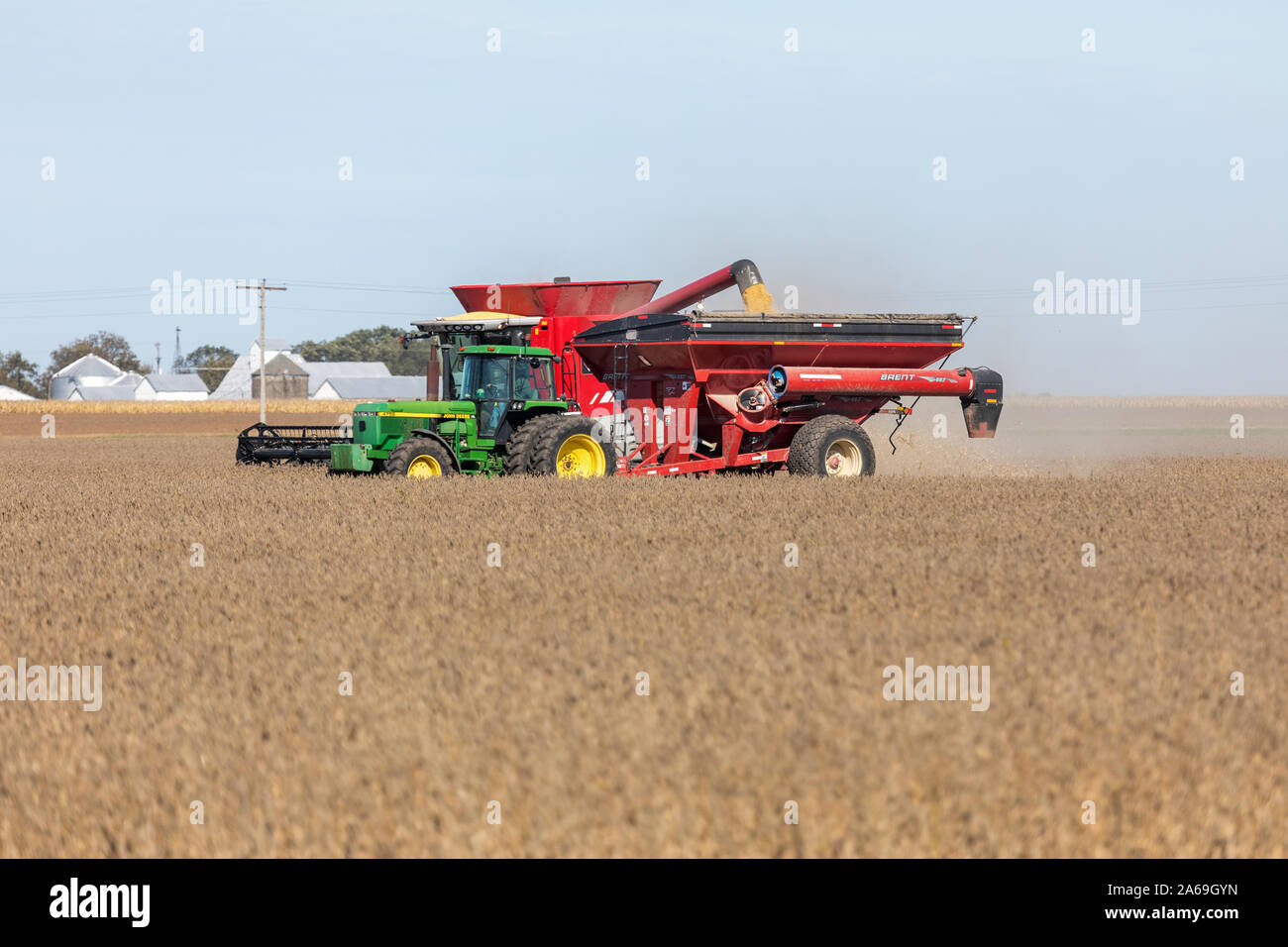 Soybean harvesting west of Mediapolis, Iowa Stock Photo Alamy