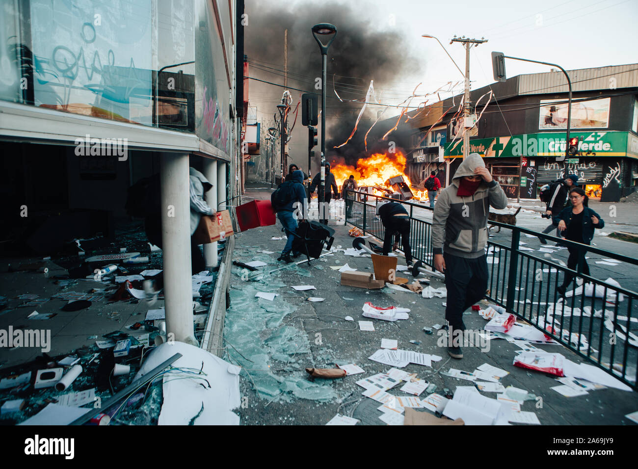 QUILPUE, CHILE - OCTOBER 20, 2019 - Cable TV services office is looted  during the protests of the "Evade" movement against the government of  Sebastian Stock Photo - Alamy