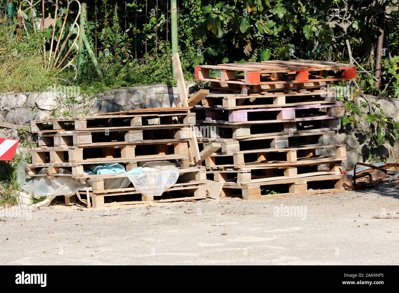 Wooden pallets stacked hi-res stock photography and images - Alamy