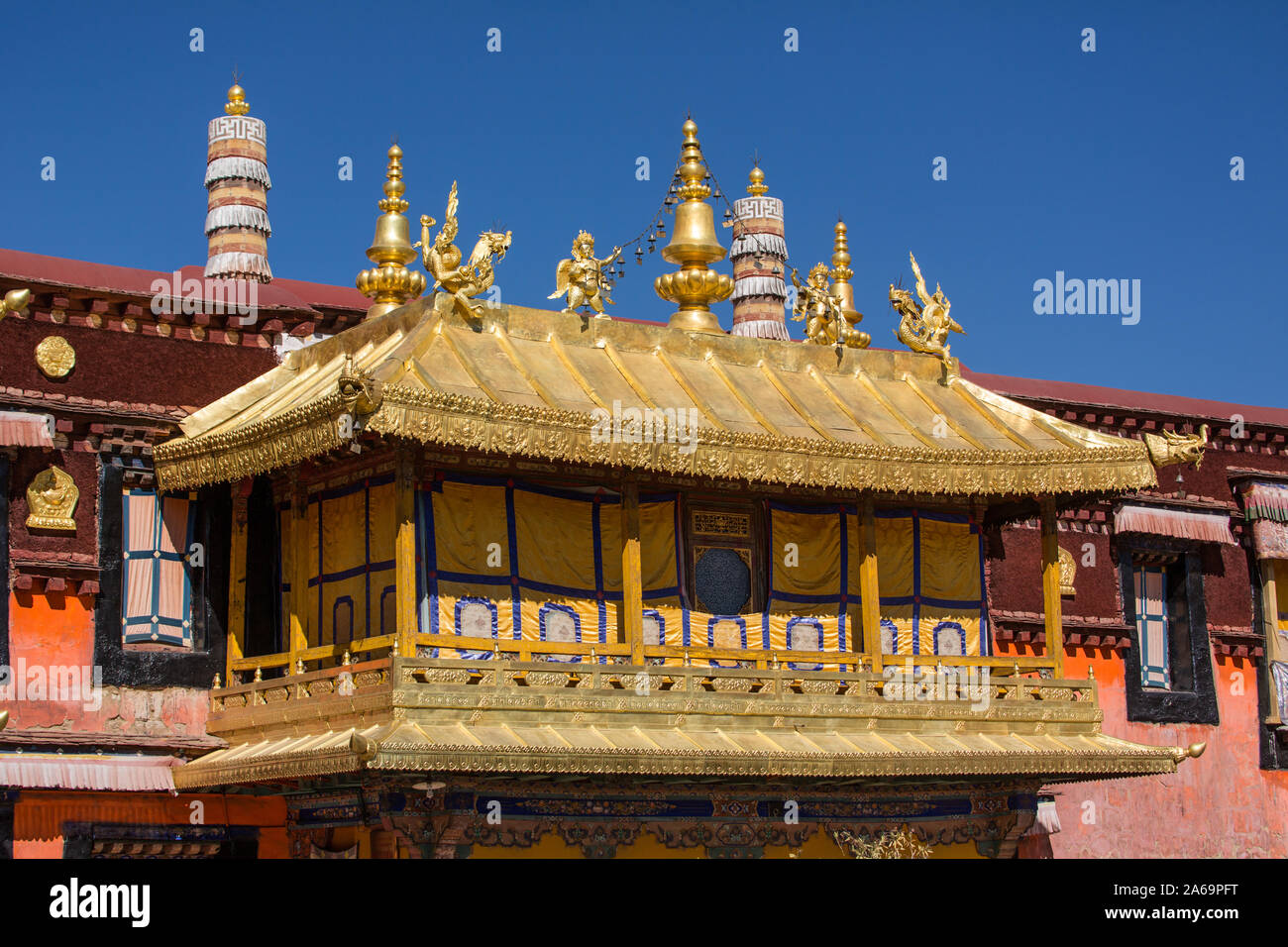 Architectural detail, statues and the gilt roof of the Jokhang Buddhist temple in Lhasa, the holiest temple Tibet. A UNESCO World Heritage Site. Stock Photo