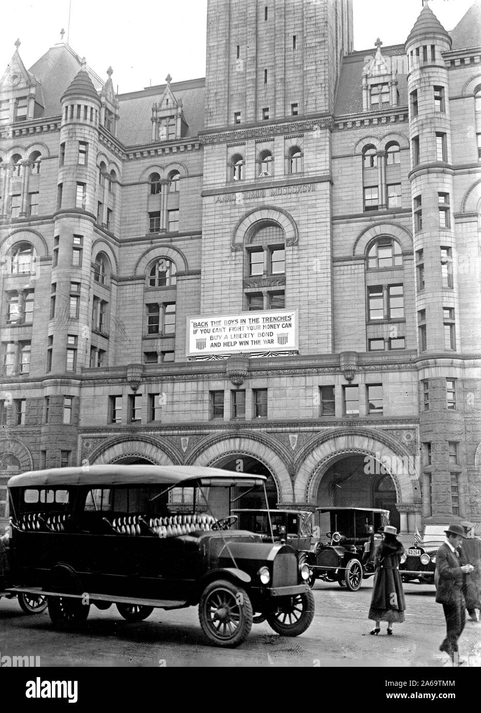 Car outside Post office department building, 12th and Pennsylvania Avenue, with Liberty Loan Banner, Washington D.C. - ca. 1917 Stock Photo