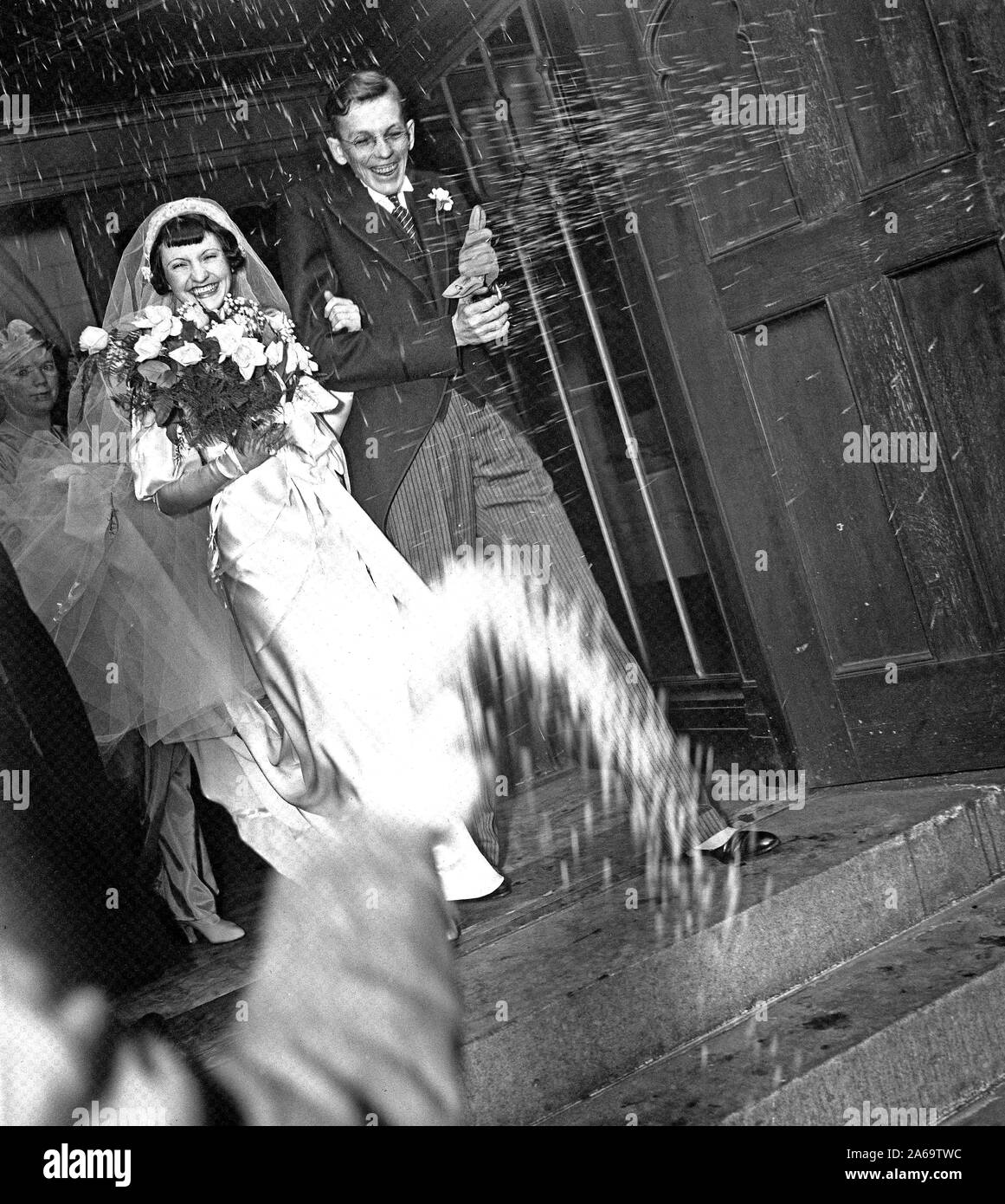 1930s rice thrown on bride and groom hires stock photography and