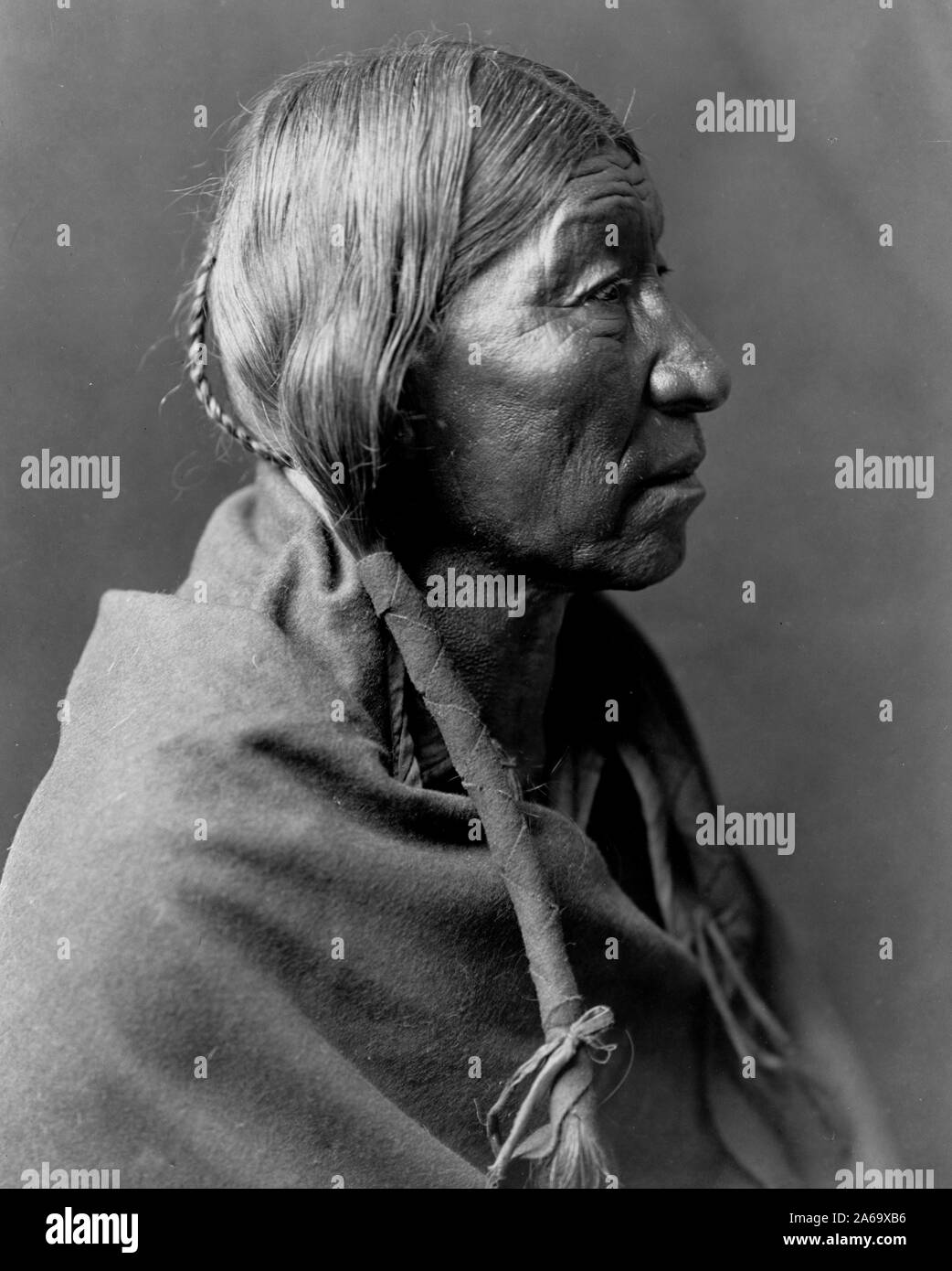 Native american indian indigenous peoples Black and White Stock Photos ...
