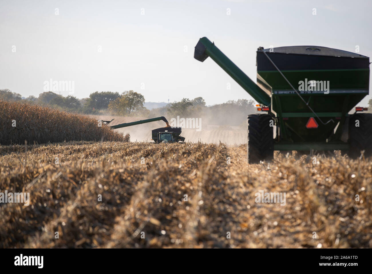 (191025) -- BEIJING, Oct. 25, 2019 (Xinhua) -- Agricultral machinery work in a corn field of Grant Kimberley's family farm in Maxwell, Iowa, the United States, Oct. 17, 2019. (Xinhua/Wang Ying) Stock Photo