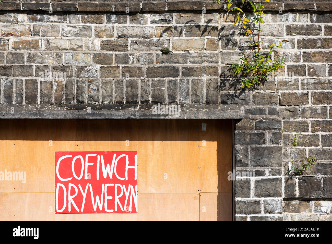 Cofiwch Dryweryn sign / graffiti painted on building in Welsh town of Llandeilo Stock Photo