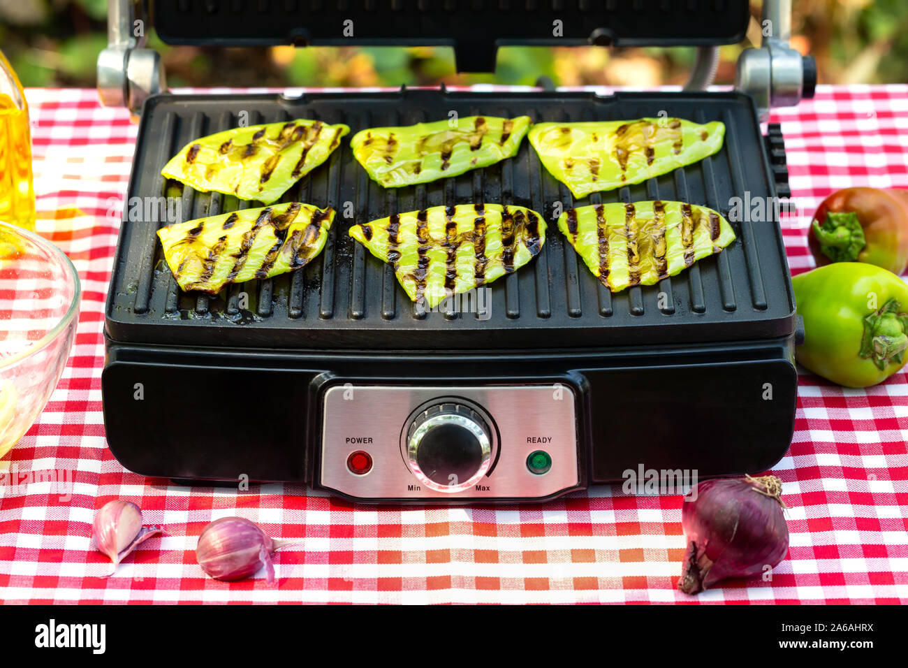 Green fried bell pepper lies on the grill Stock Photo - Alamy