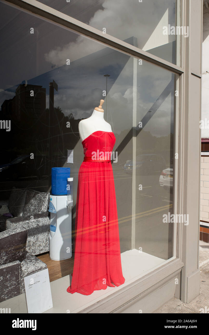 Rotes Kleid in einem Schaufenster in Glasgow. / Red dress in a shop window  in Glasgow Stock Photo - Alamy