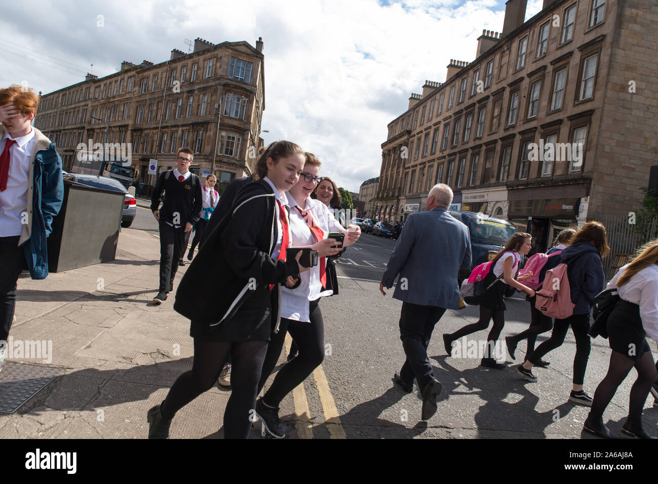 Schüler gehen nach einem Schultag nach Hause, Glasgow, Schottland, Großbritannien. / Students going home after a day at school, Glasgow, Scotland. Stock Photo