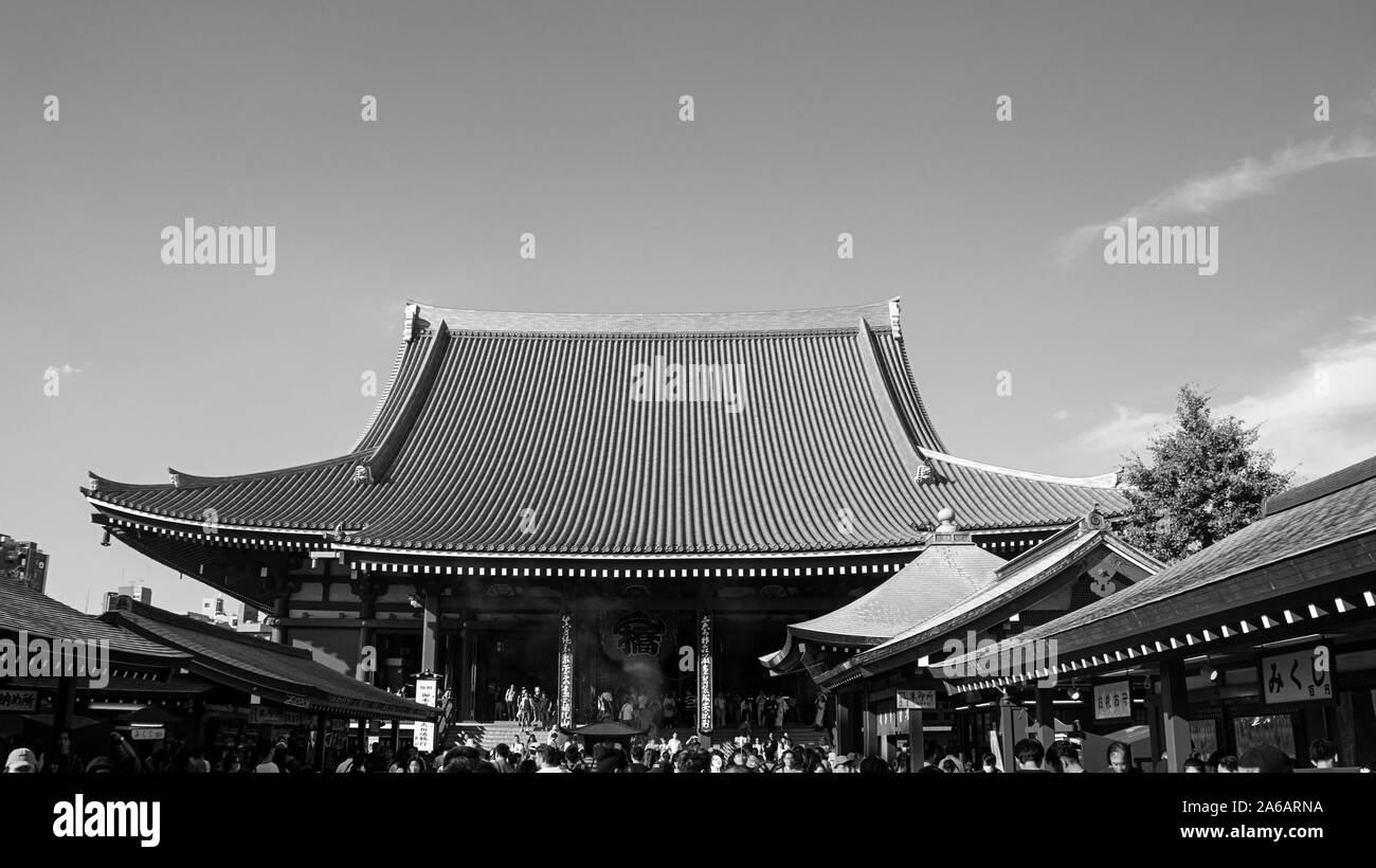 Senso Ji temple red lantern Tokyo Japan landmark light gate roof black