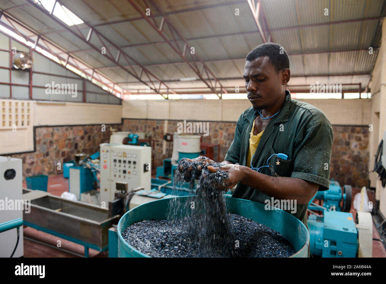 RUANDA, Kigali, plastic recycling at company Ecoplastics, processing of granules from recycled and raw material for further production of new plastic film, single extruder machine Stock Photo