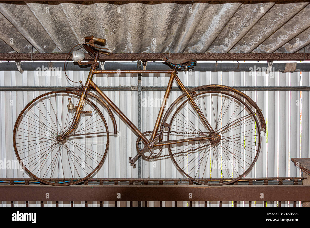Parked rusty abandoned bicycle hi-res stock photography and images - Alamy