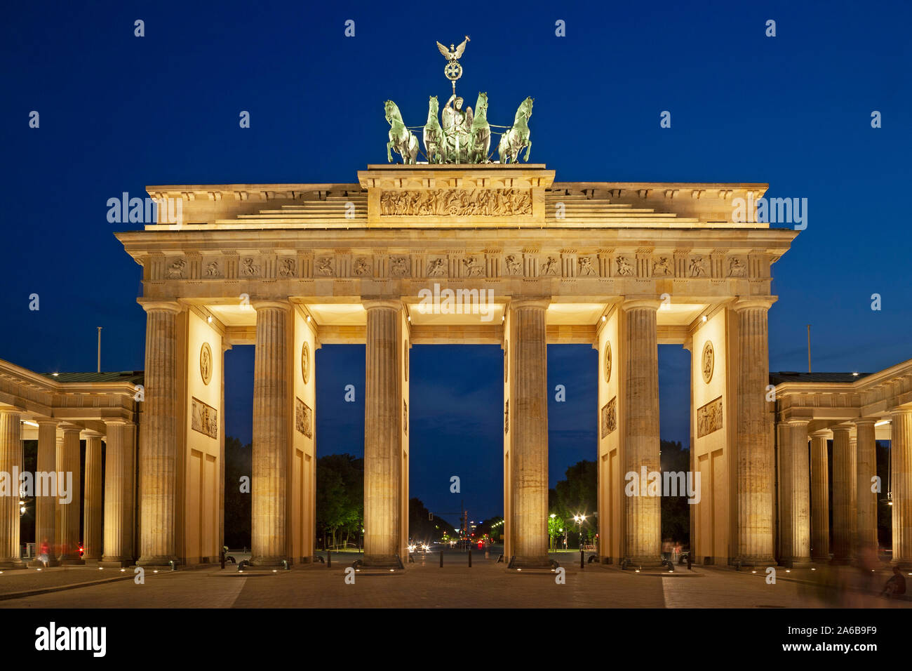 beleuchtetes Brandenburger Tor, Berlin, Deutschland | illuminated Brandenburg Gate, Berlin, Germany Stock Photo
