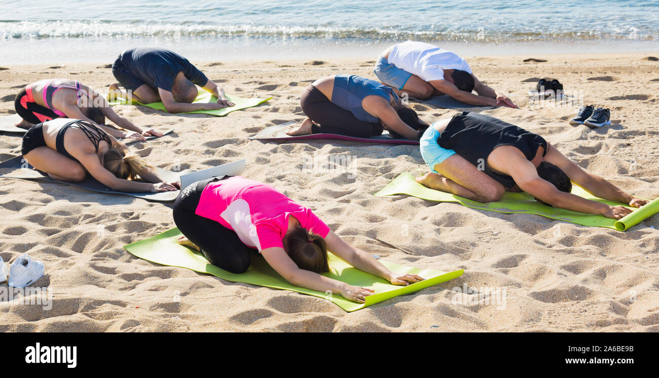 Group sporty females standing hi-res stock photography and images - Alamy
