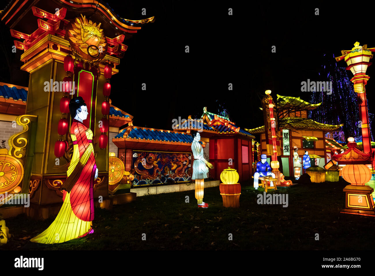 Chinese lantern festival kimono hi-res stock photography and images - Alamy