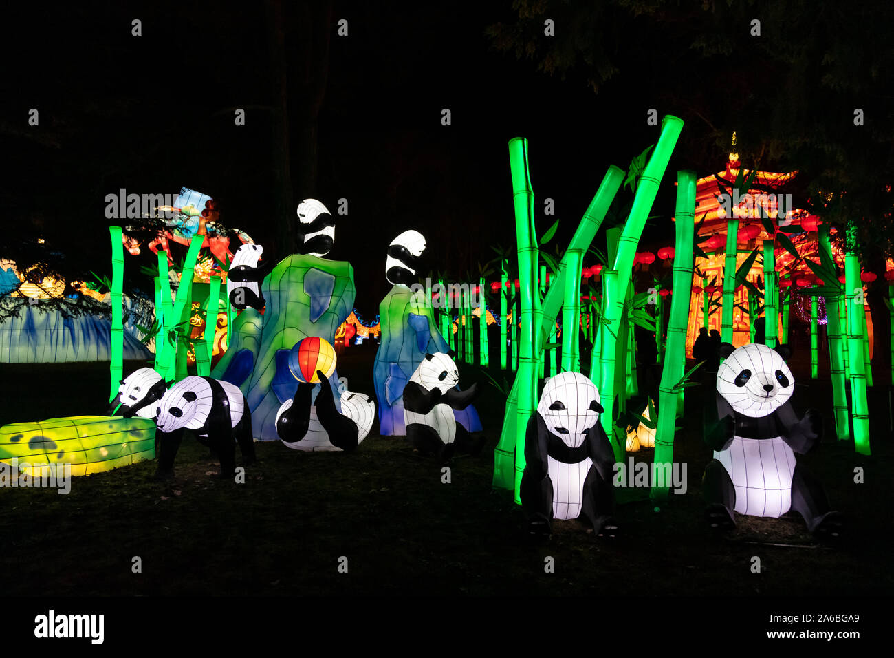 Chinese lantern festival panda hi-res stock photography and images - Alamy